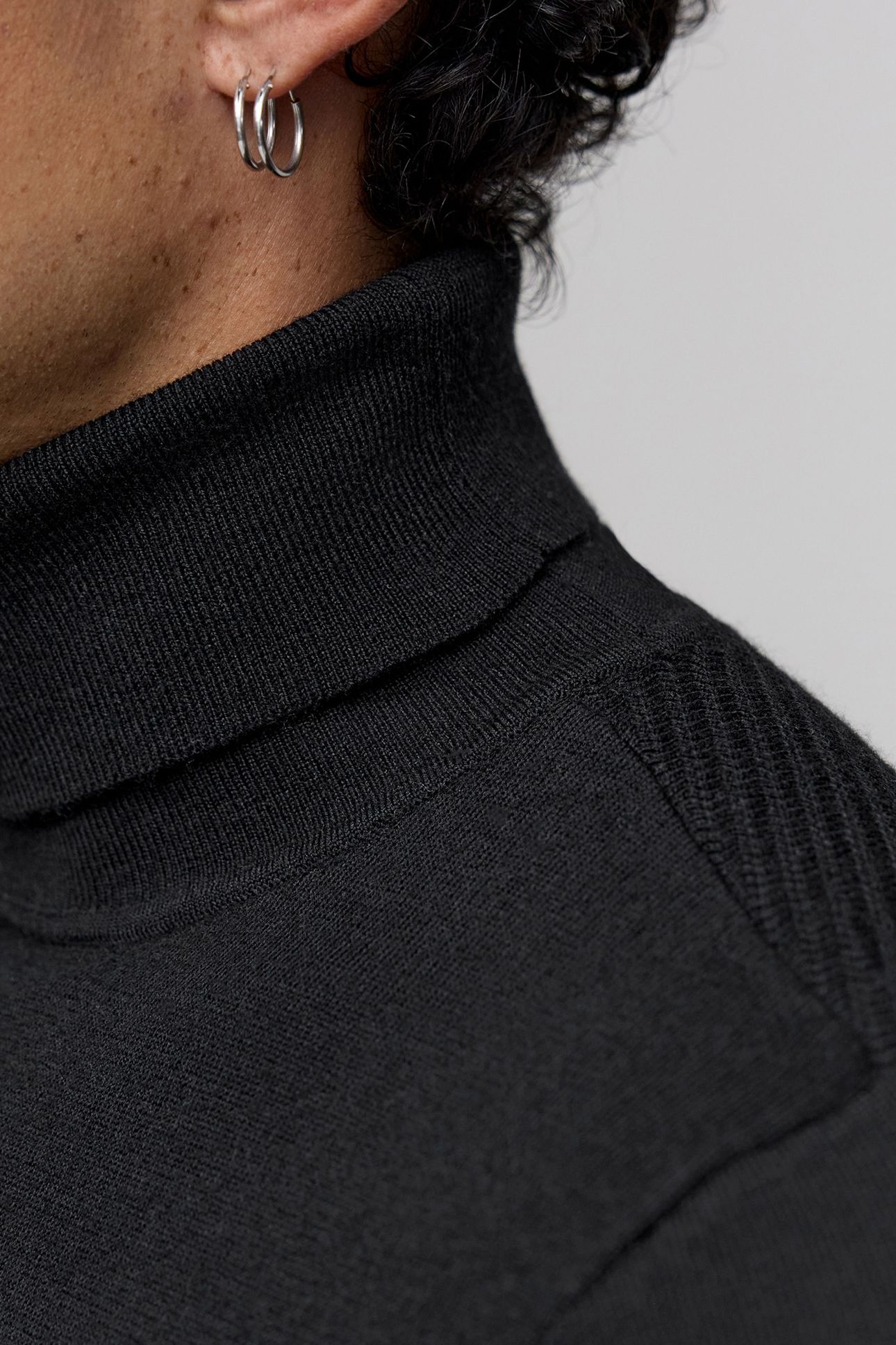 BLACK TURTLENECK JUMPER 7