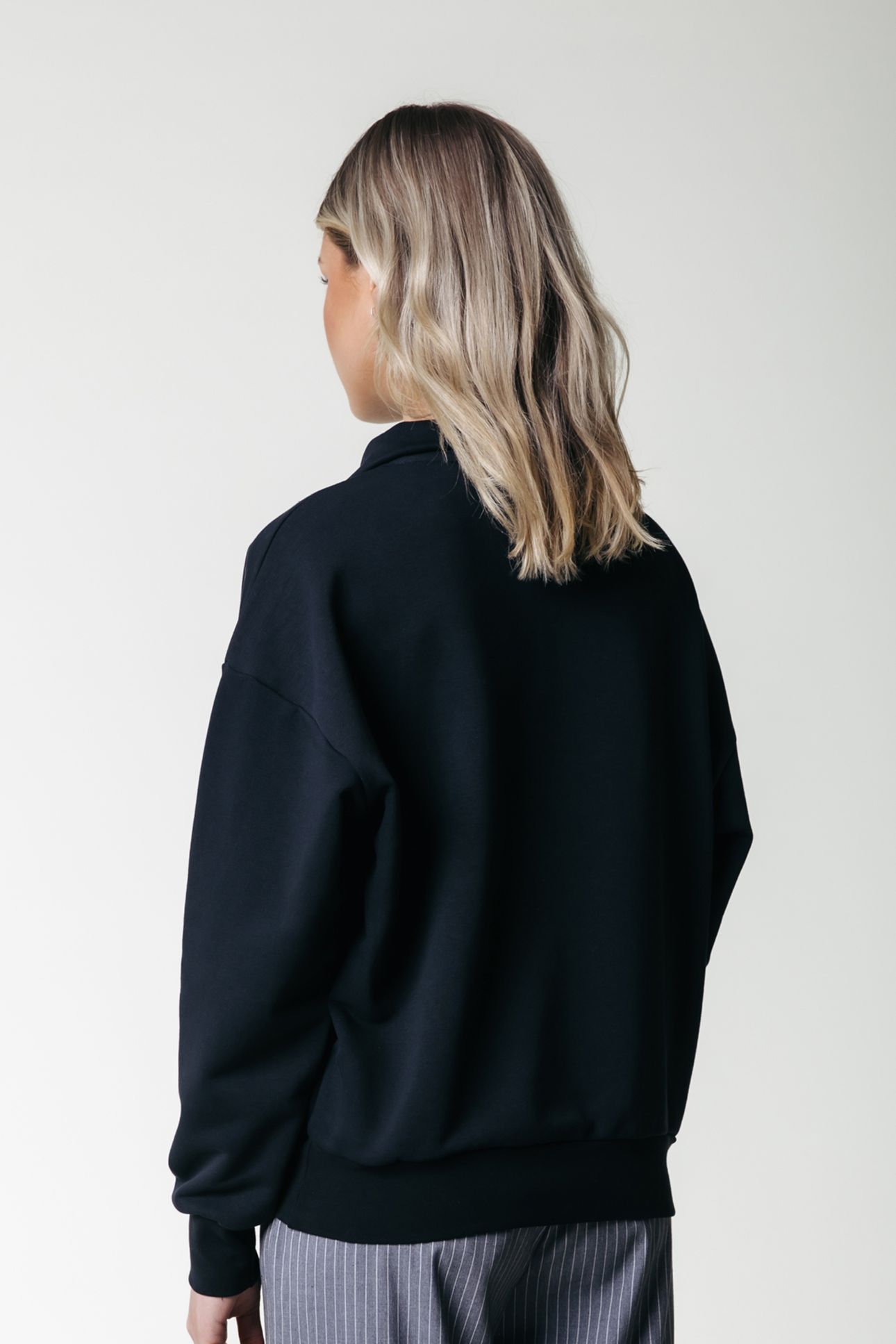 UNI LOGO RELAXED ZIP SWEAT BLACK 2