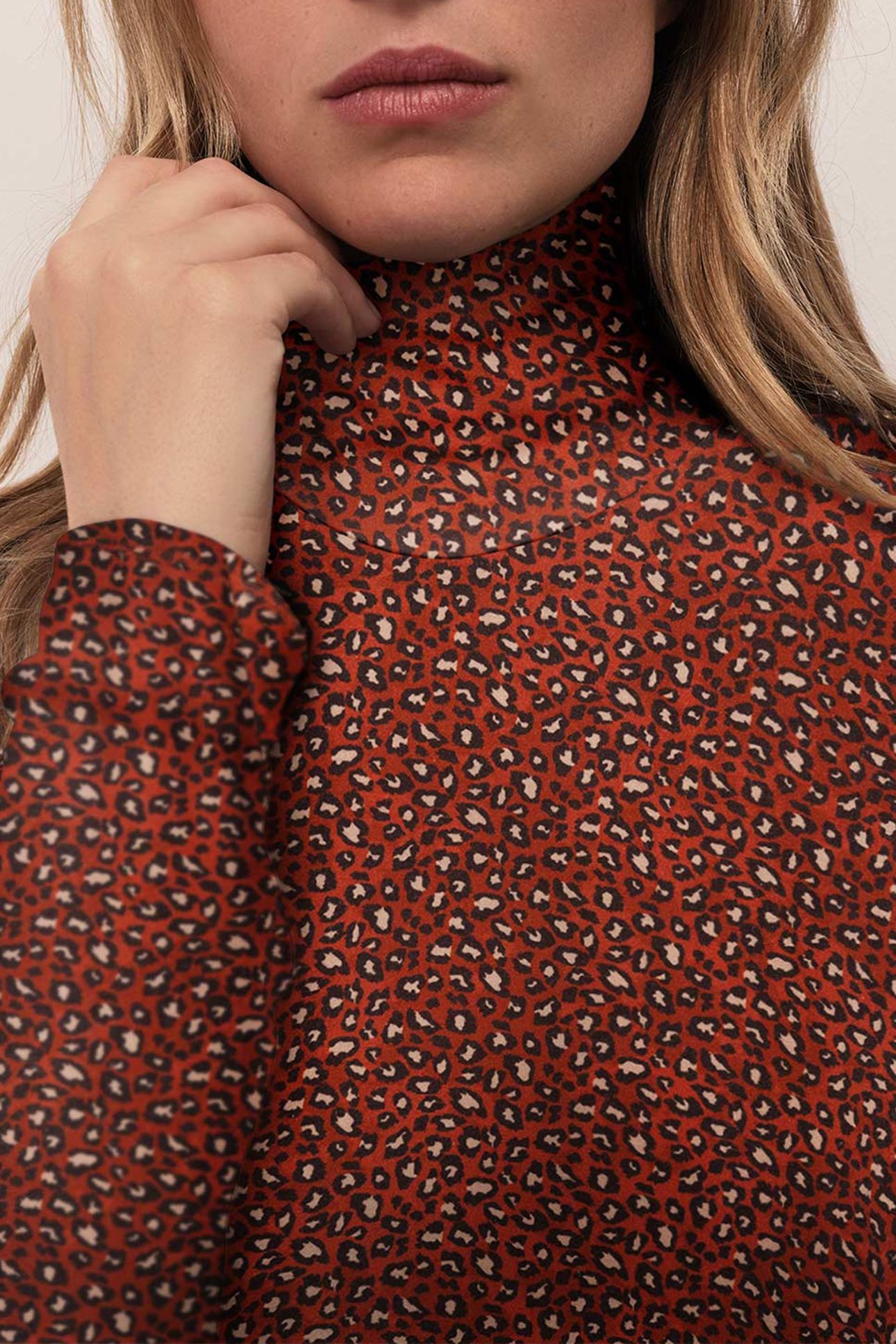 MADLY - GRAY TURTLENECK T-SHIRT WITH NIGHT GARDEN PRINT 5
