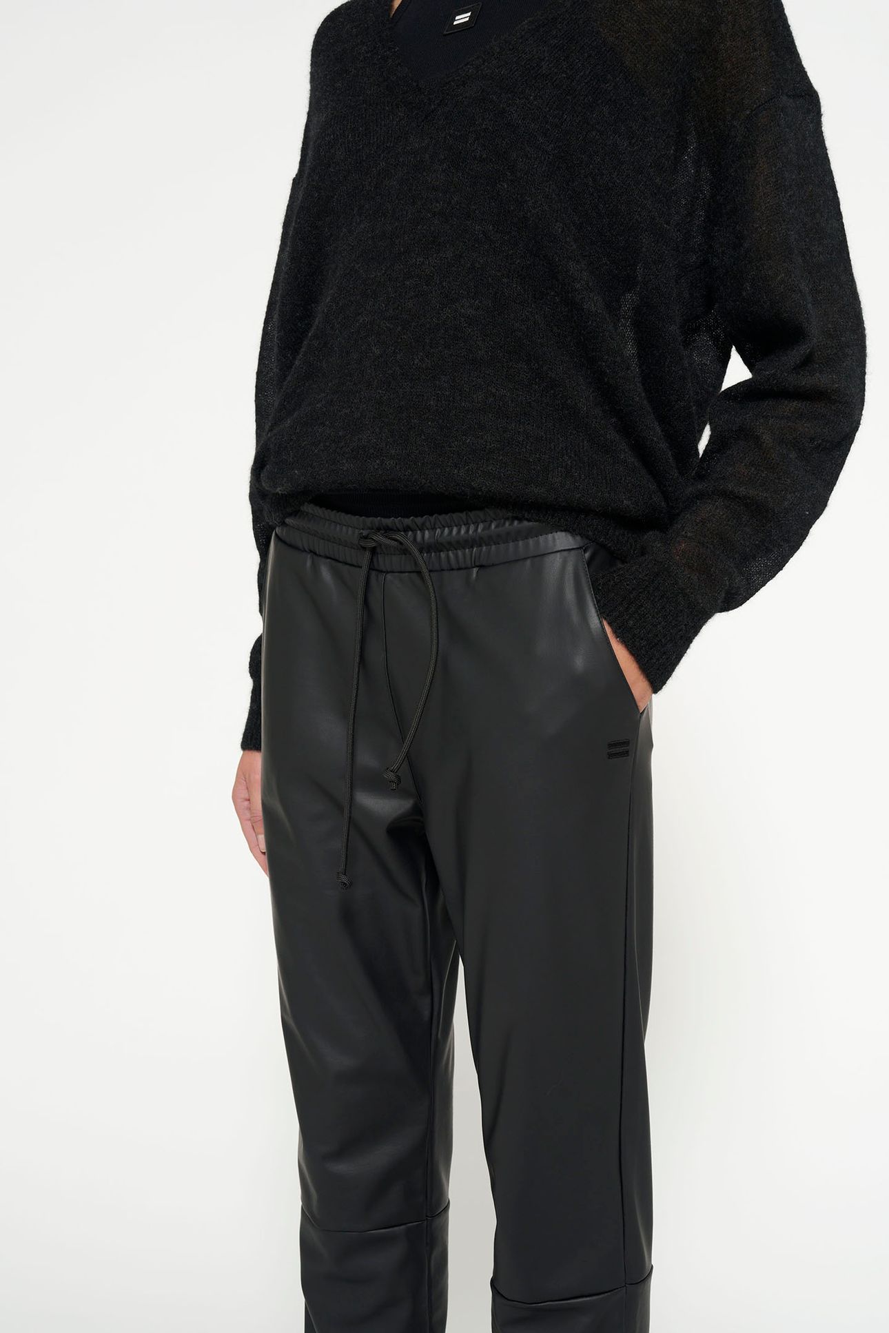 THE LEATHERLOOK CROPPED JOGGER BLACK 7