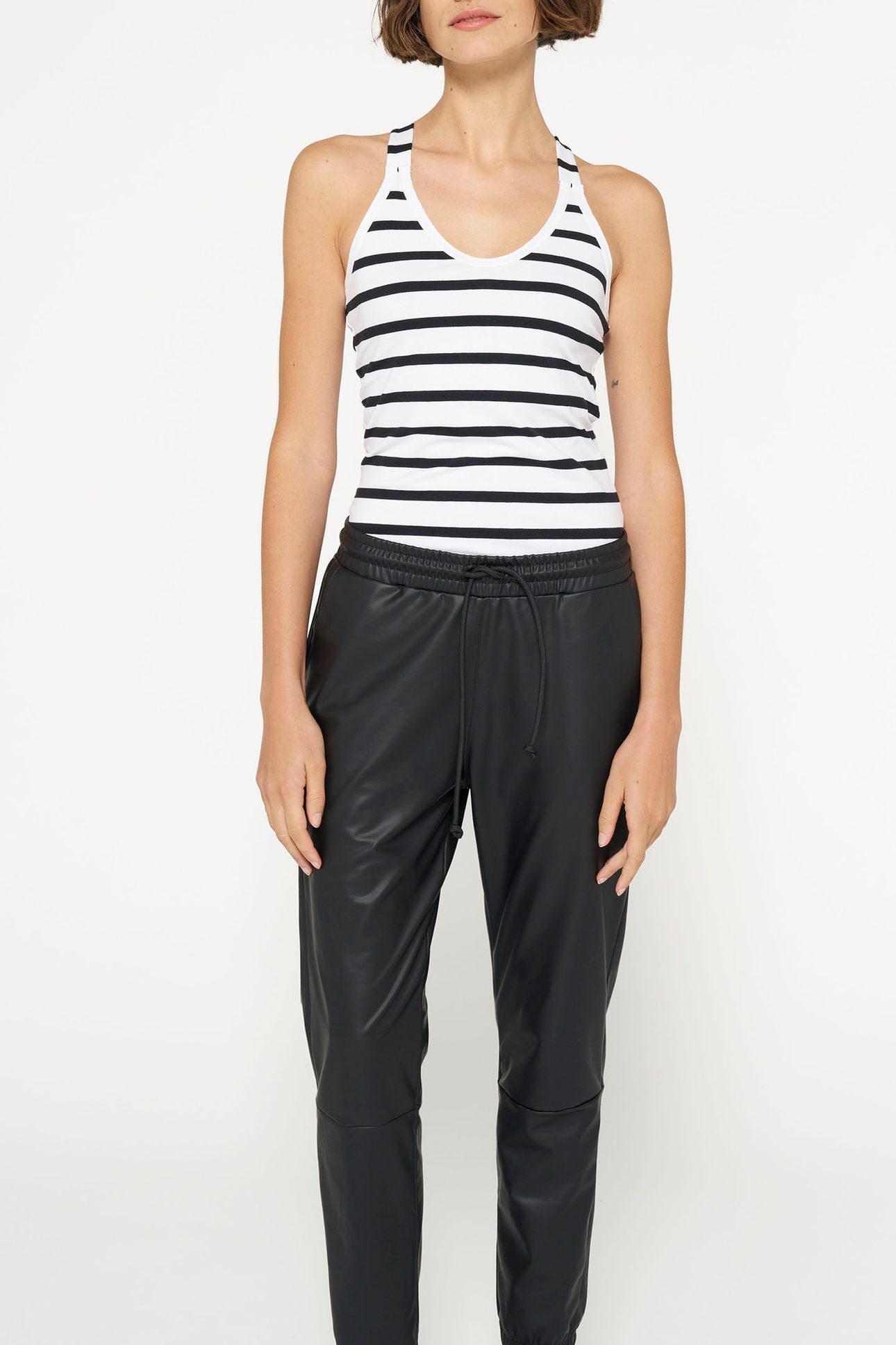 THE LEATHERLOOK CROPPED JOGGER BLACK 6
