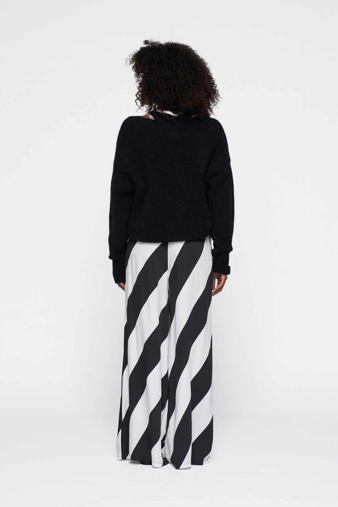 DEEP NECK KNIT SWEATER BLACK 2
