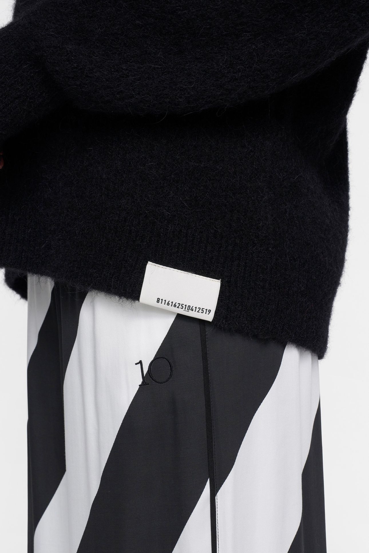 DEEP NECK KNIT SWEATER BLACK 6