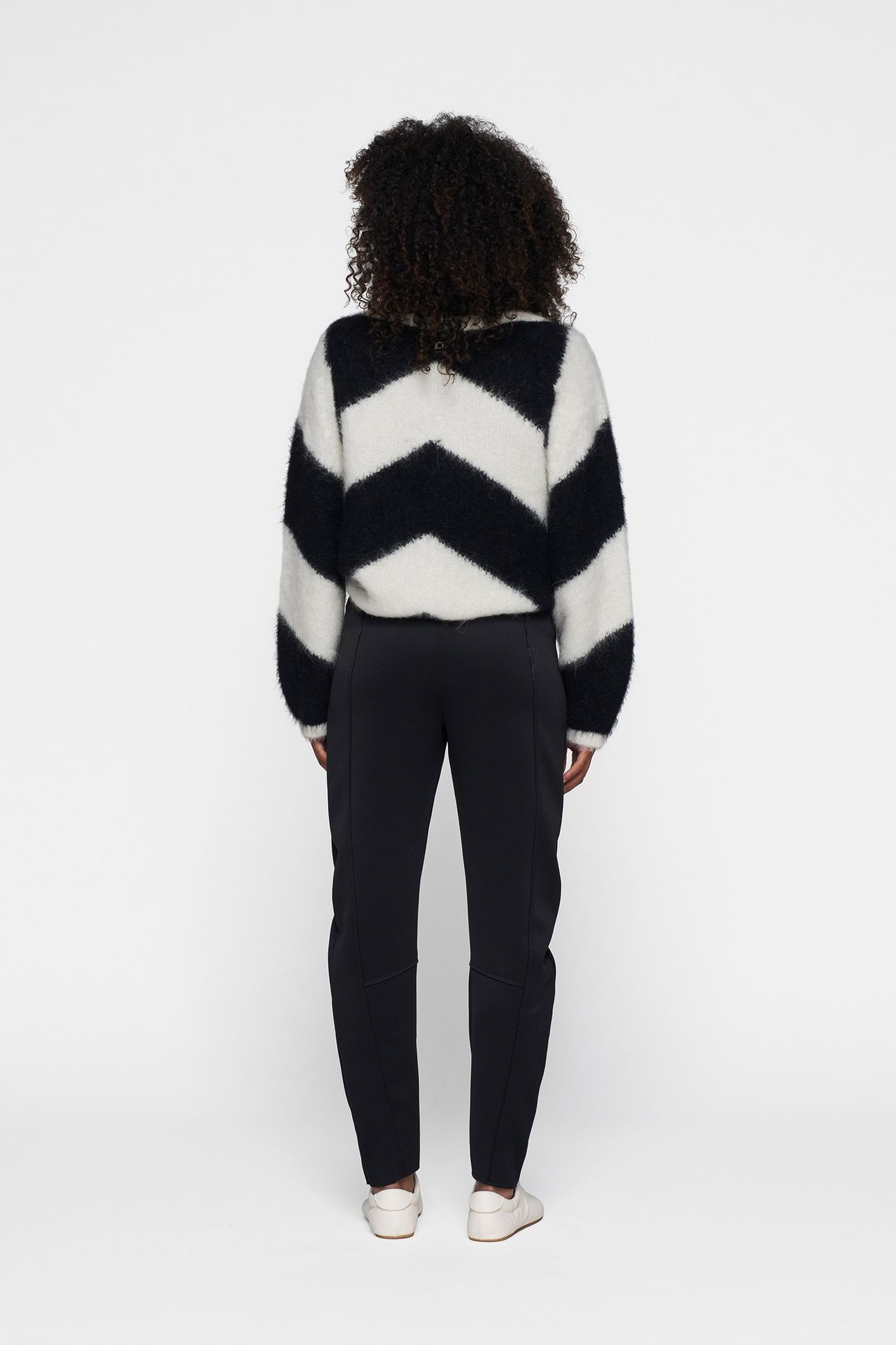SOFT V-NECK SWEATER STRIPE ECRU/BLACK 2