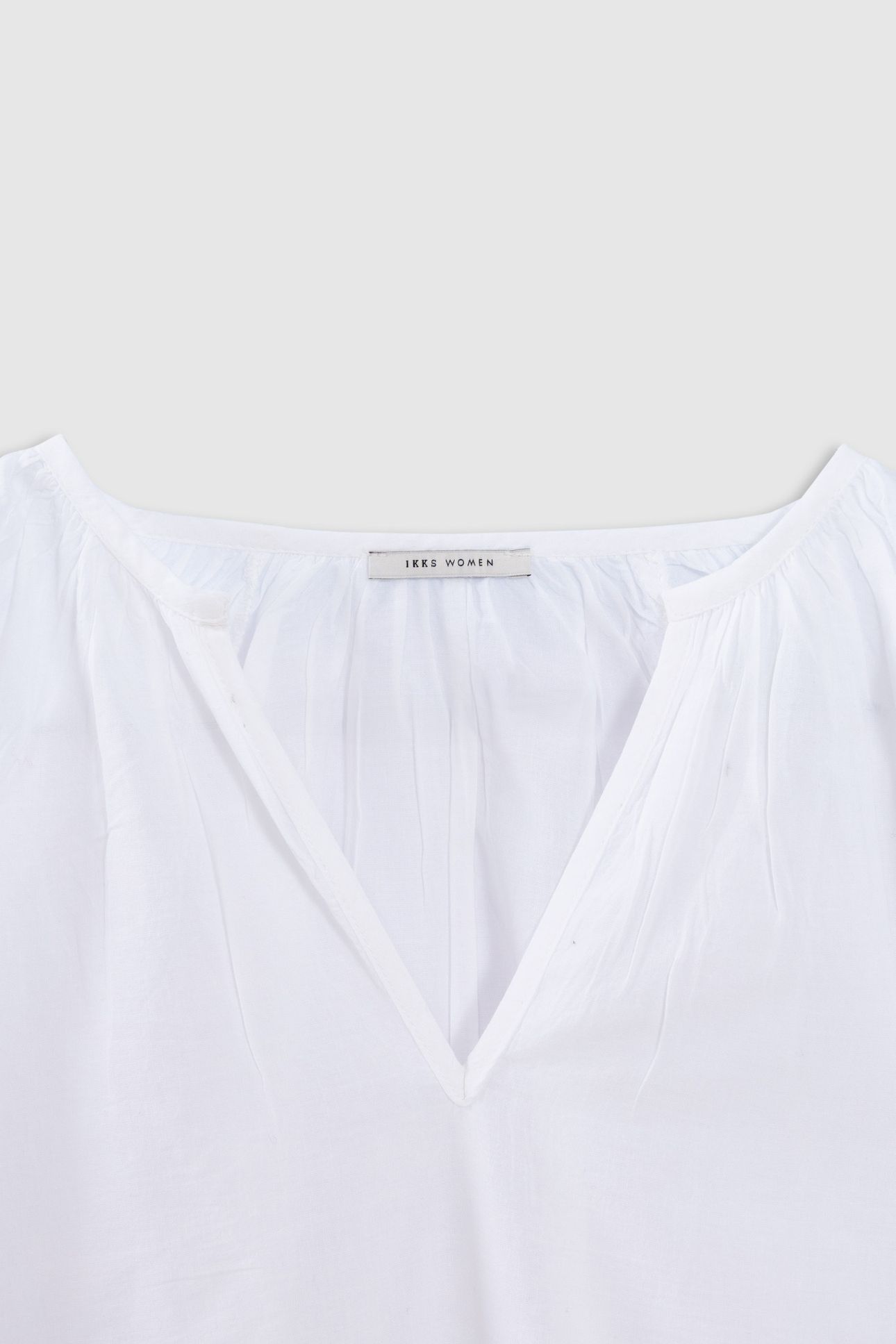 LOOSE-FITTING WHITE BLOUSE DECORATED WITH LACE EMBROIDERY 2