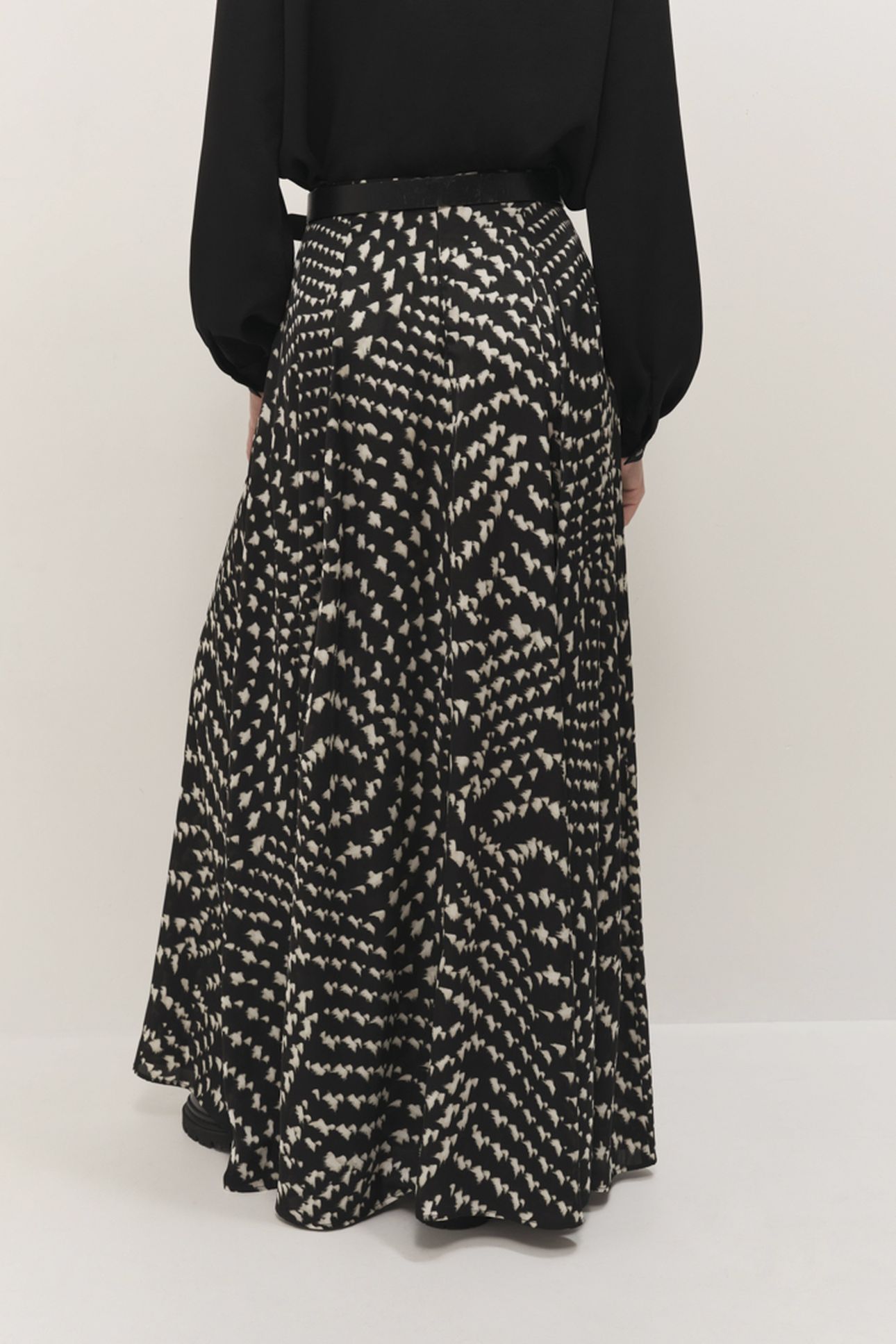 JAFNA - LONG BLACK SKIRT WITH OPTICAL PRINT 4