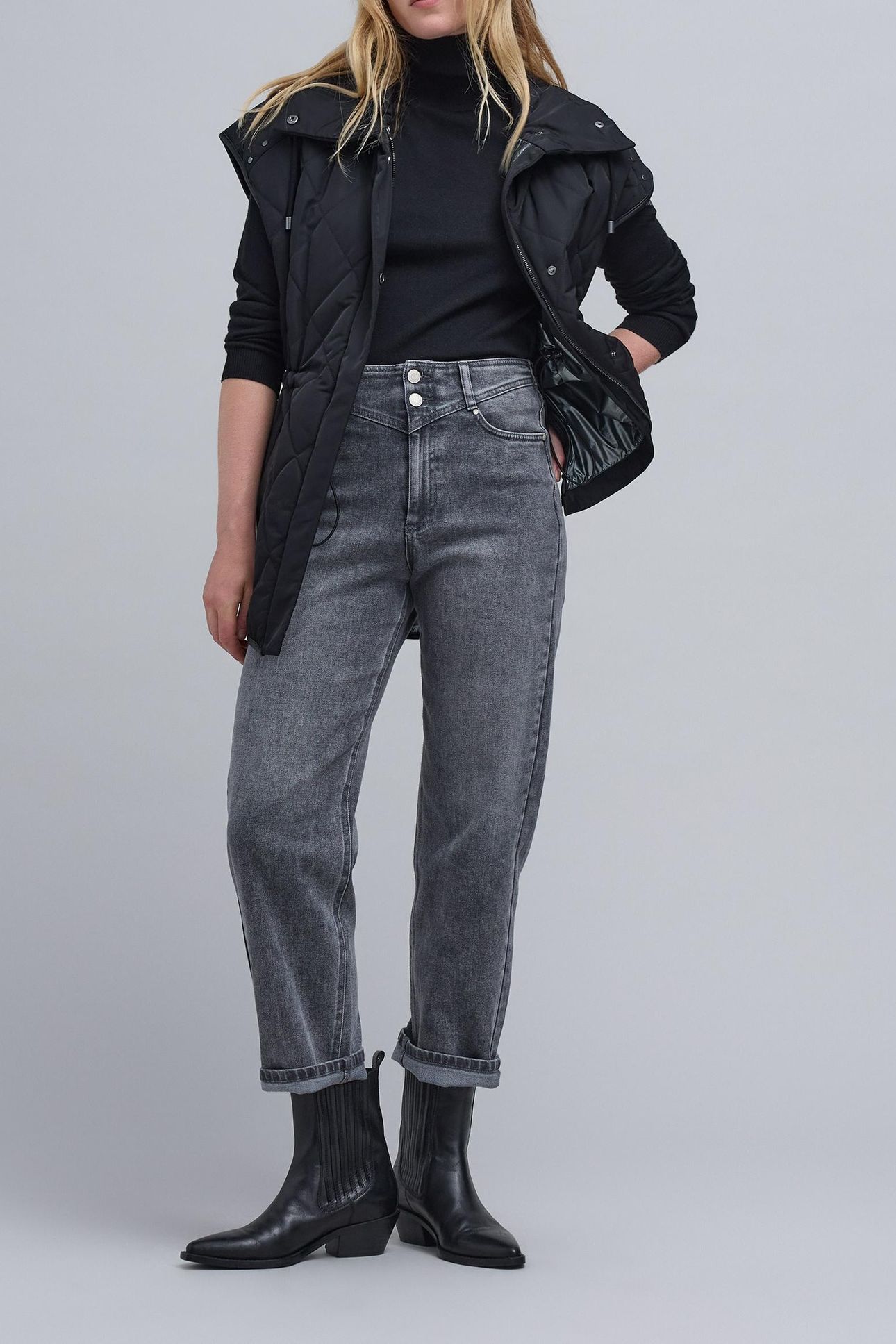OVERSIZED BLACK SLEEVELESS DOWN-JACKET 1