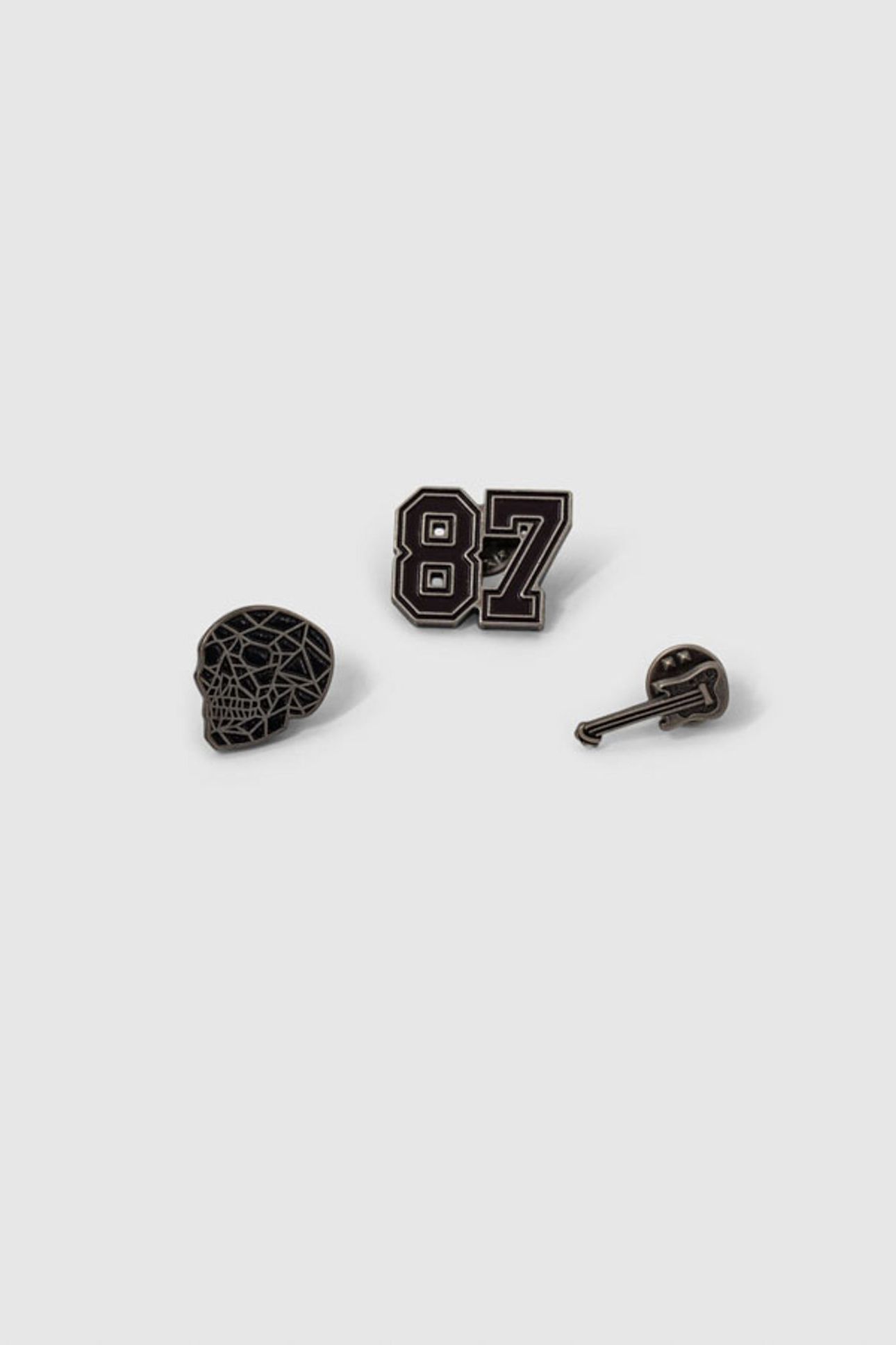 BOYS’ BLACK METAL ROCK PIN BADGE 1