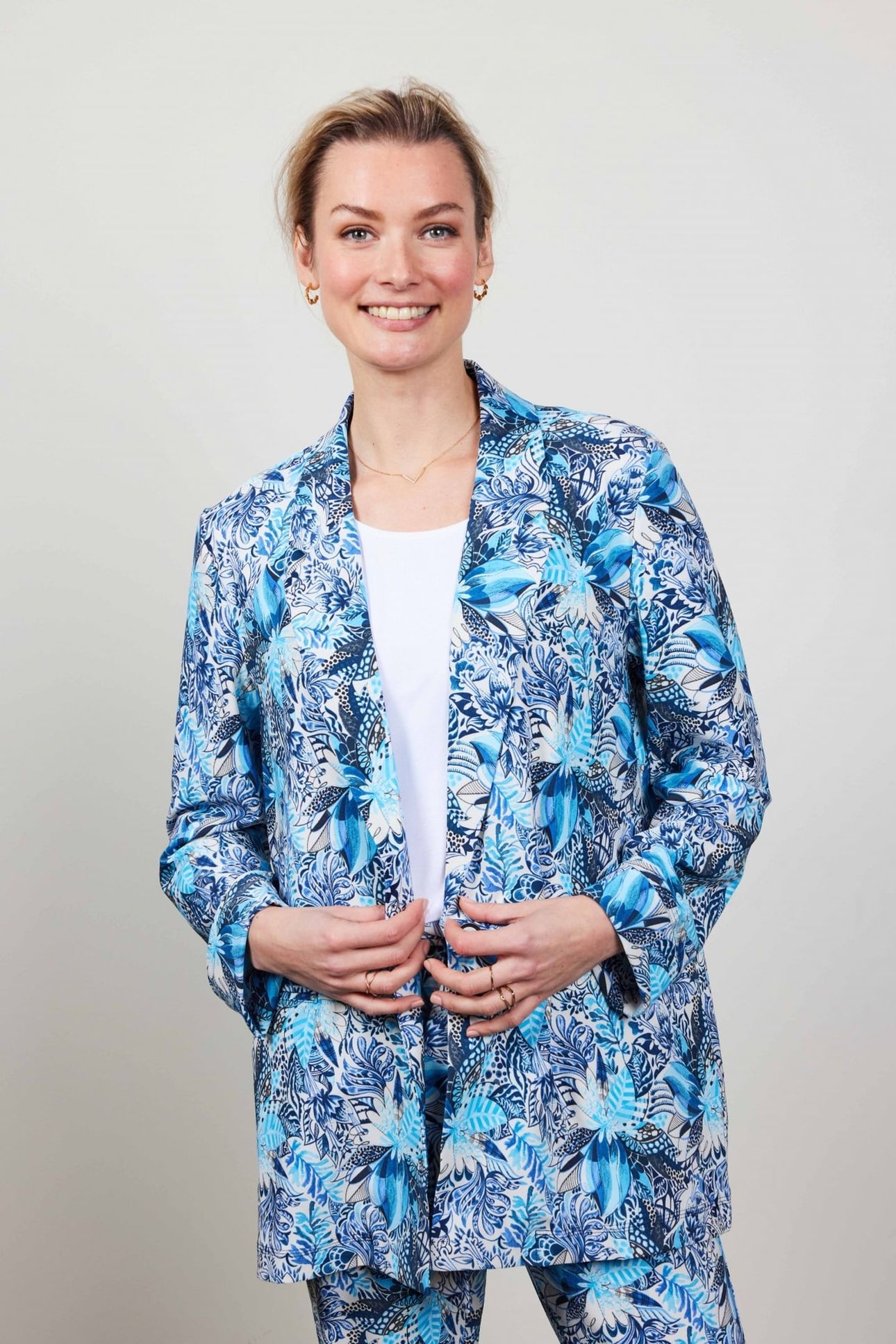 TRAVEL BLAZER MIDA IN OFFWHITE WITH BLUE AZUR FUSION PRINT 1