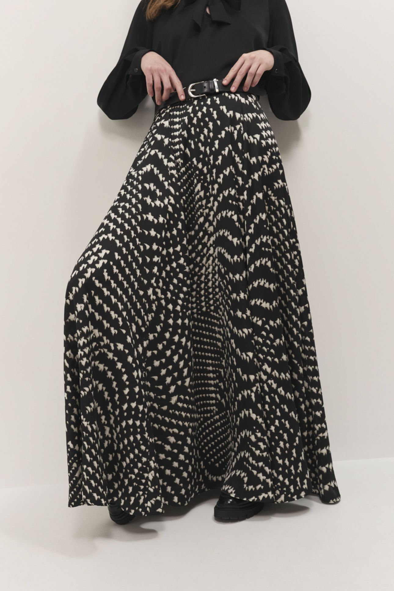 JAFNA - LONG BLACK SKIRT WITH OPTICAL PRINT 1
