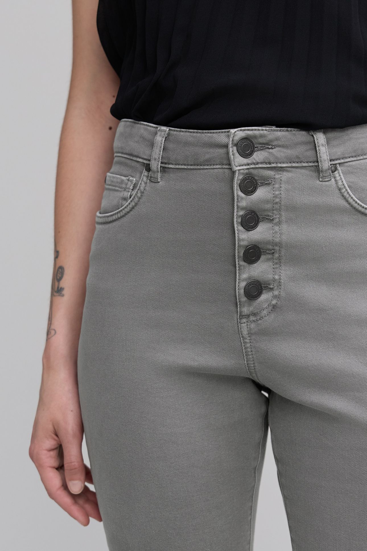 WATERLESS GREY STRAIGHT JEANS BUTTONED WITH FRAGÉ BOTTOMS 8