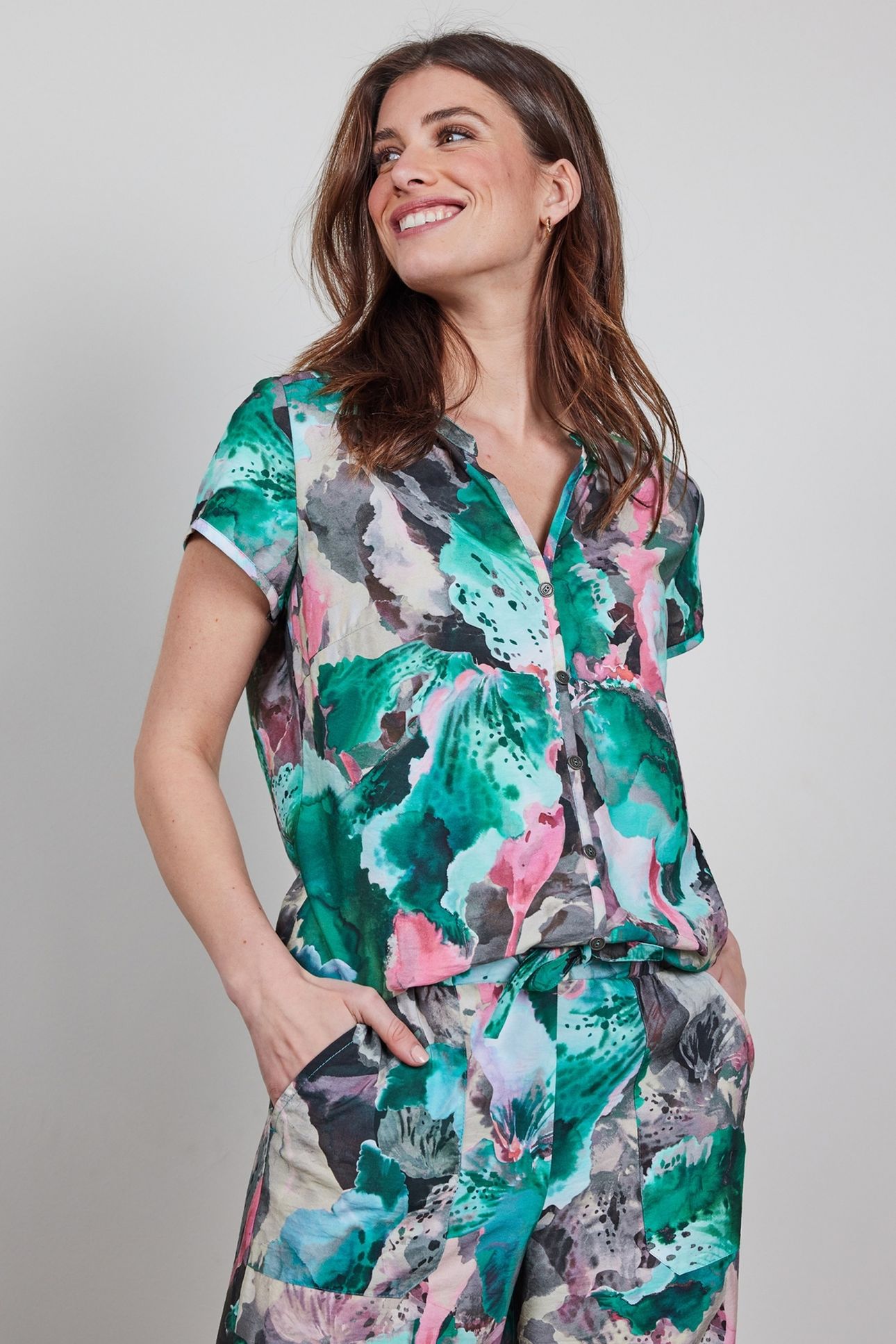 BLOUSE HARPER SHORT SLEEVE IN LIGHT GREY WITH DREAMSCAPE PRI 1