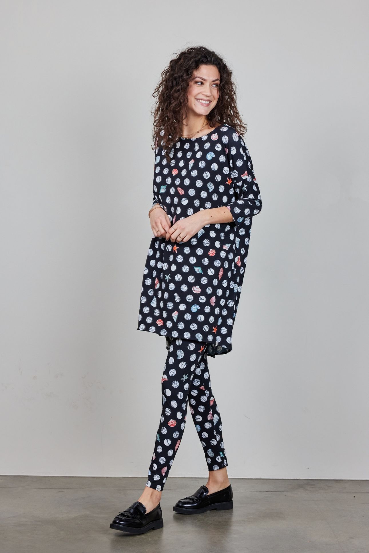 BASIC LEGGING IN BLACK WITH CORAL COVE PRINT 3