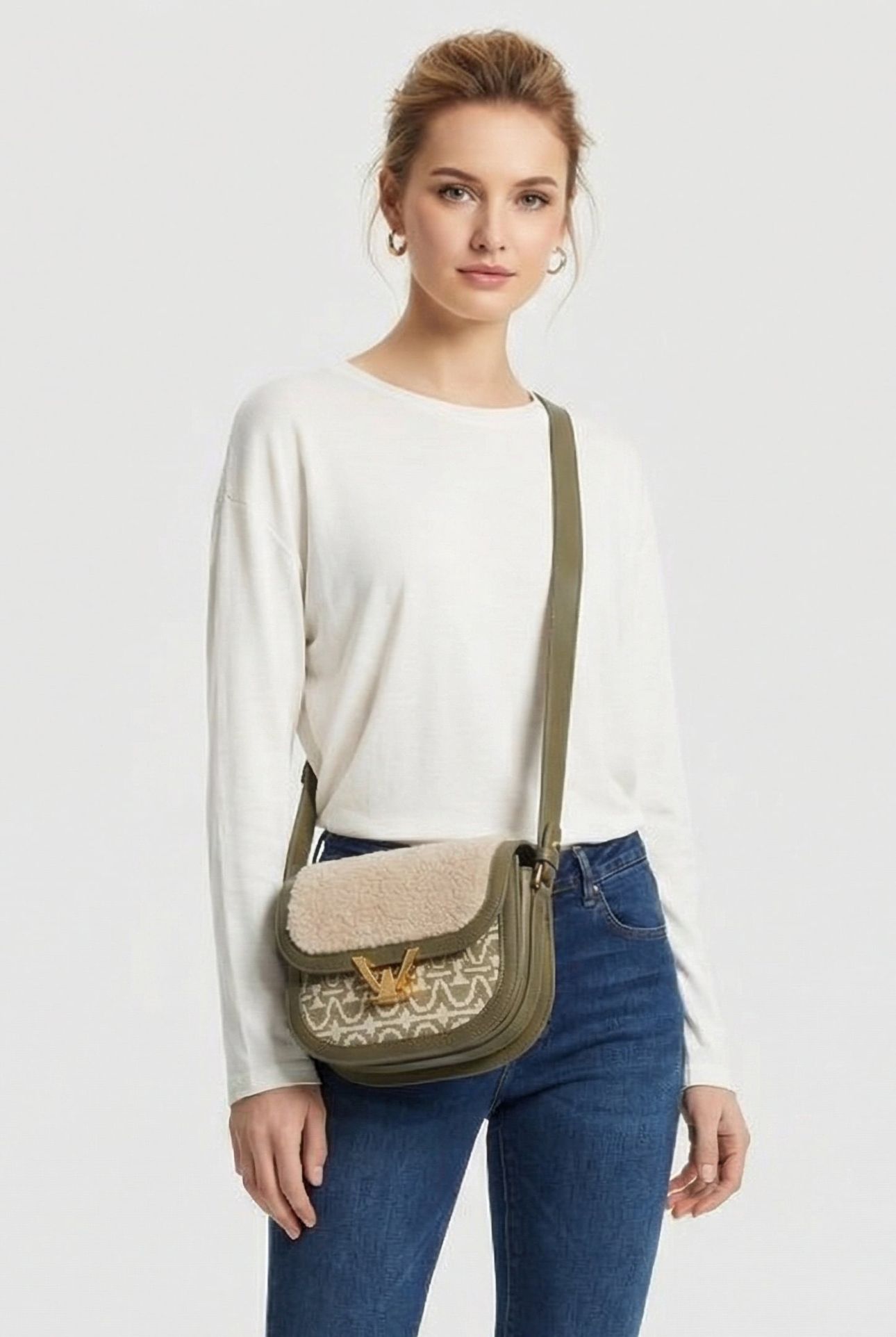 CROSS BODY BAG IN GRAINED LEATHER 1