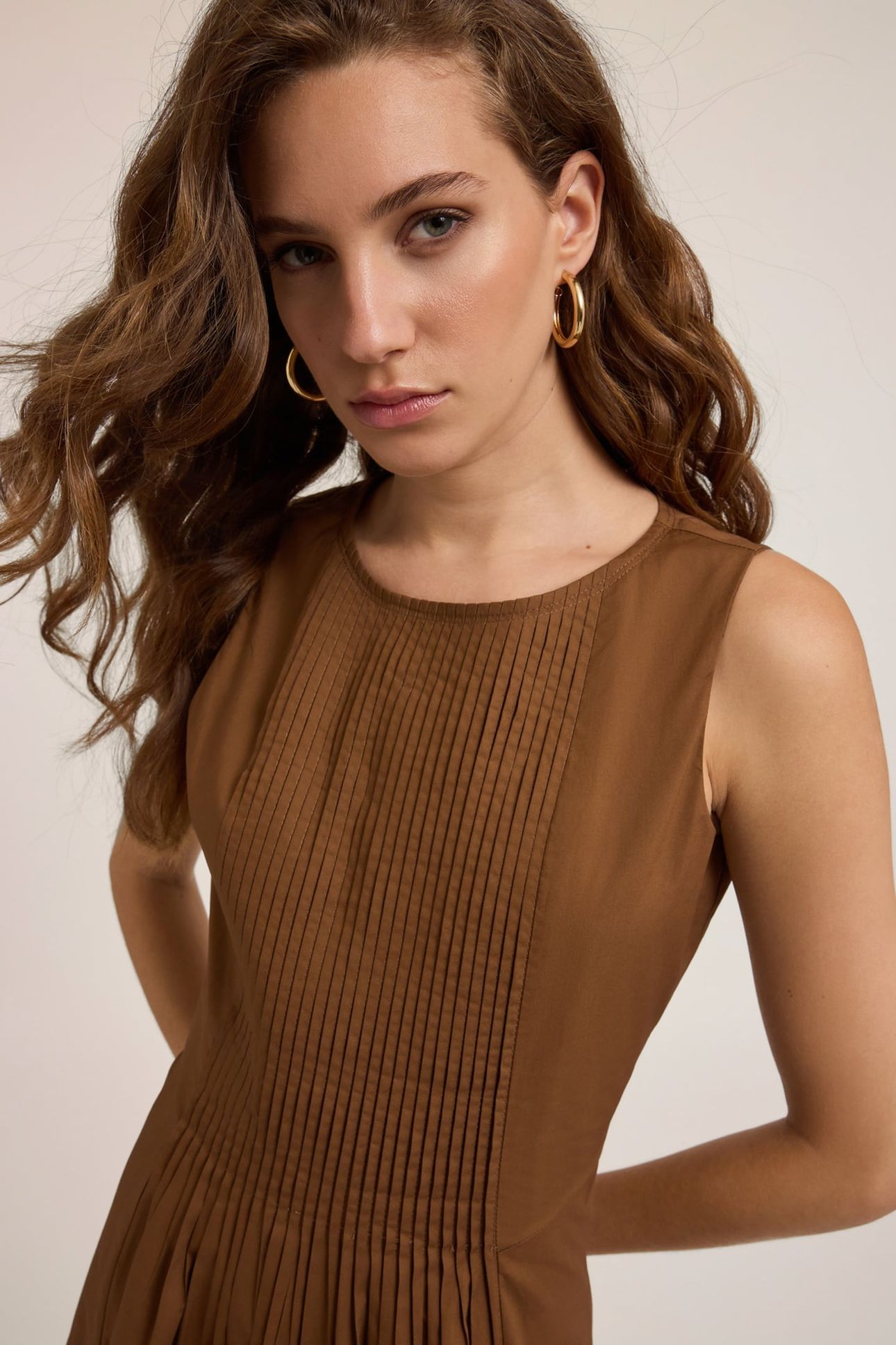 PLEATED DRESS IN POPLIN BROWN 4