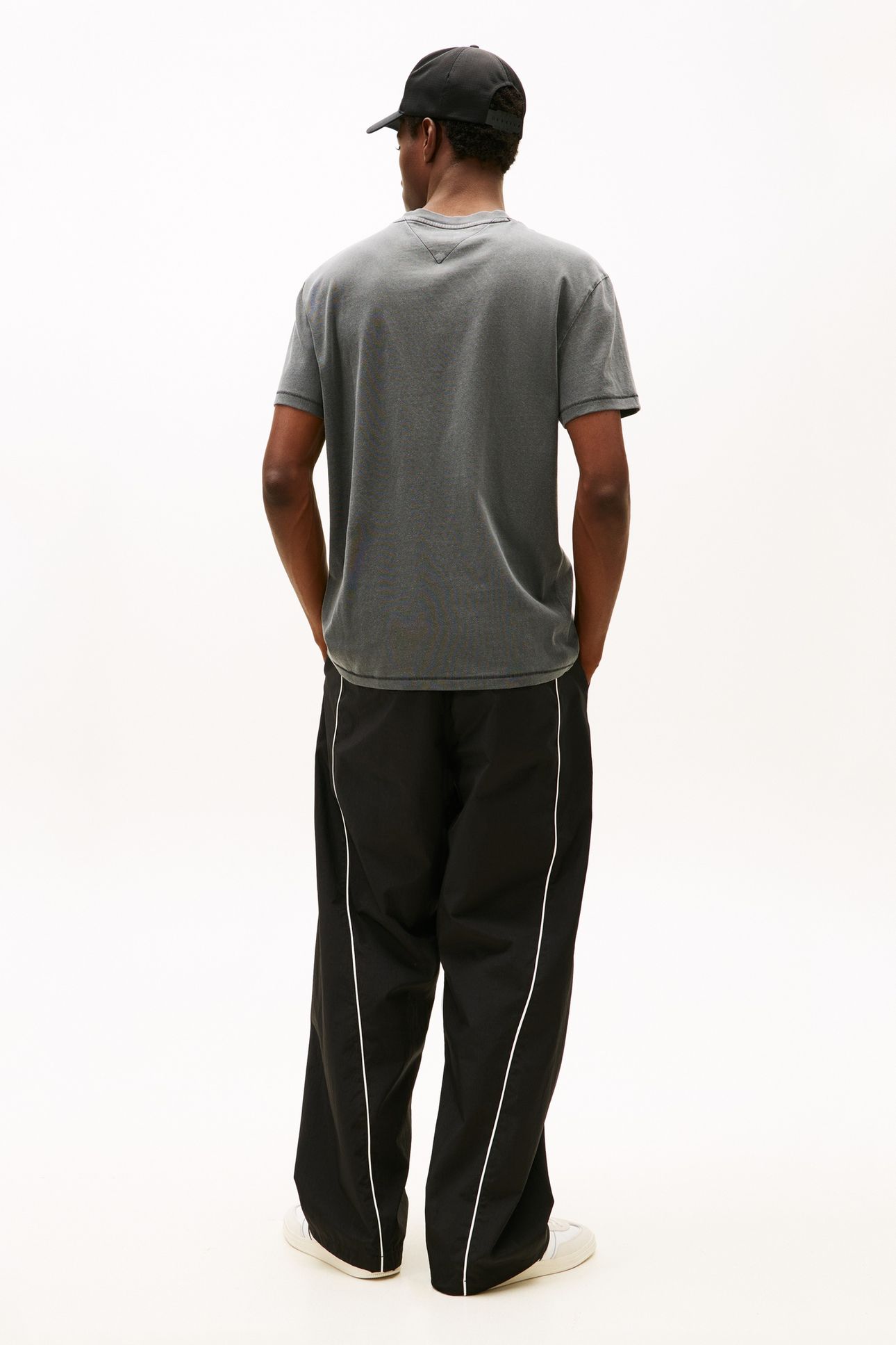 ARCH LOGO TEXTURED T-SHIRT BLACK 3
