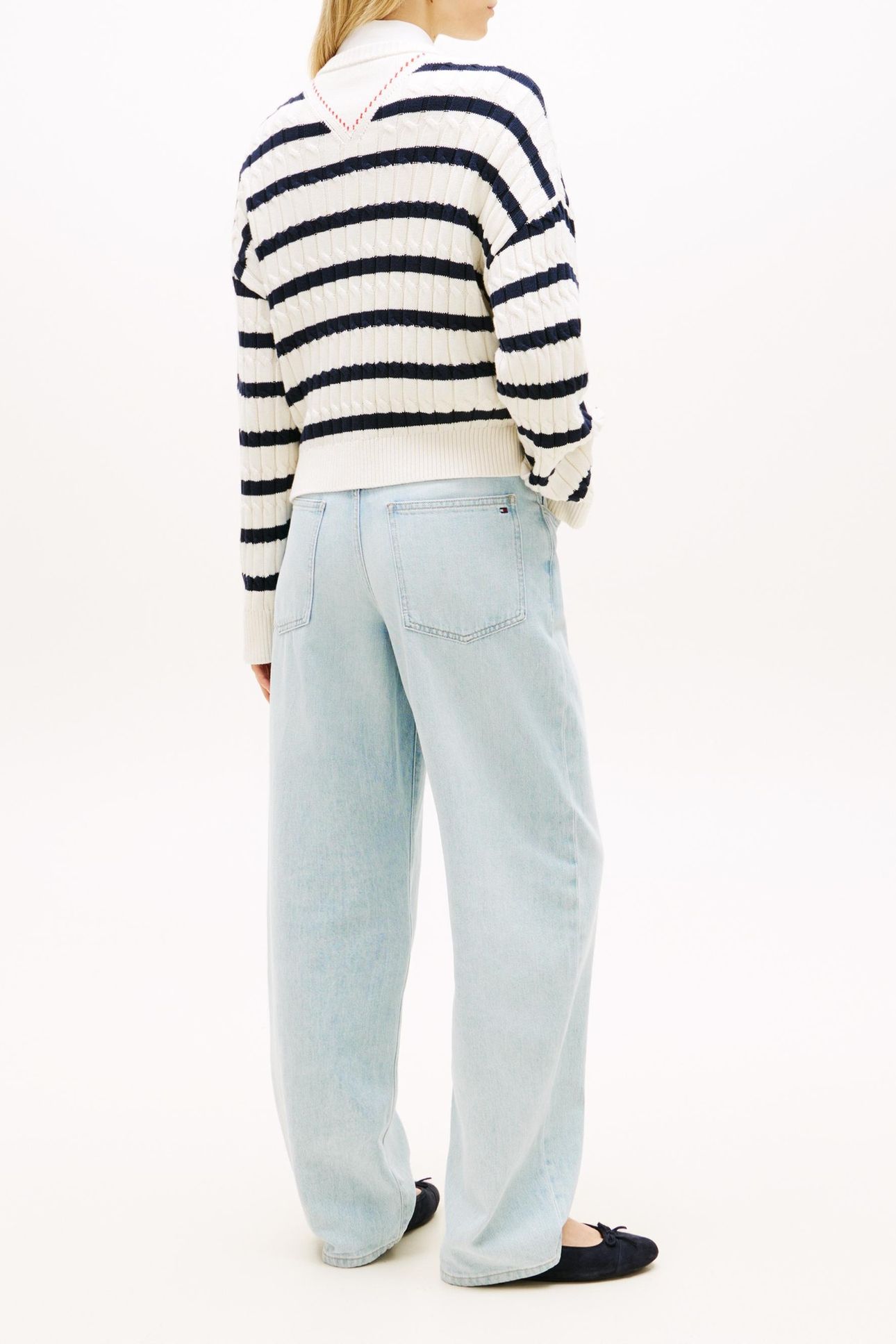 CABLE-KNIT V-NECK SWEATER IVORY PETAL/DARK NAVY 2