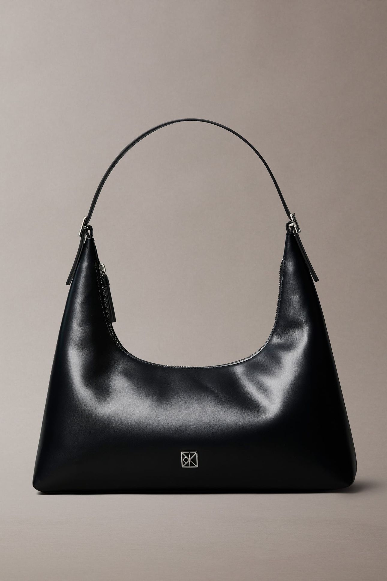 EMBLEM HARDWARE LEATHER SHOULDER BAG BLACK 1