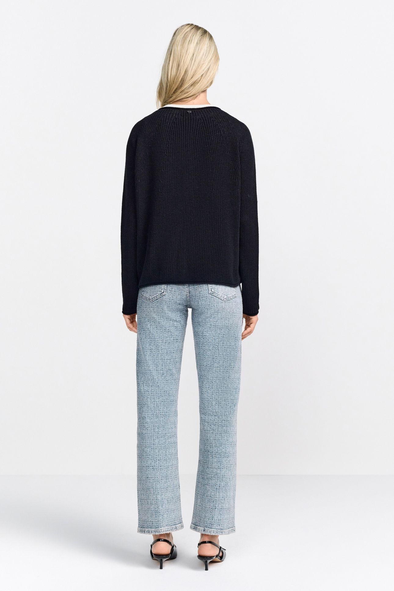 SEAMLESS CREW-NECK HALF CARDIGAN BLACK 2