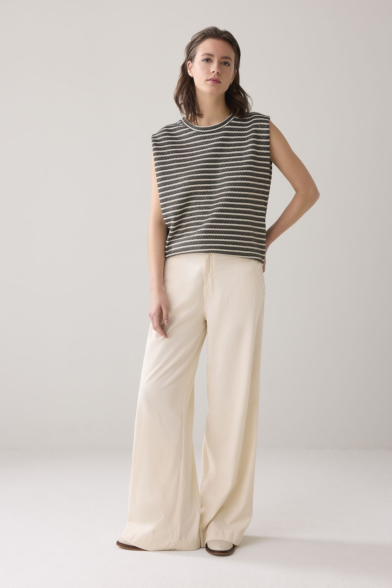 SLEEVELESS TOP KNITTED STRIPE COATED BLACK-IVORY 1