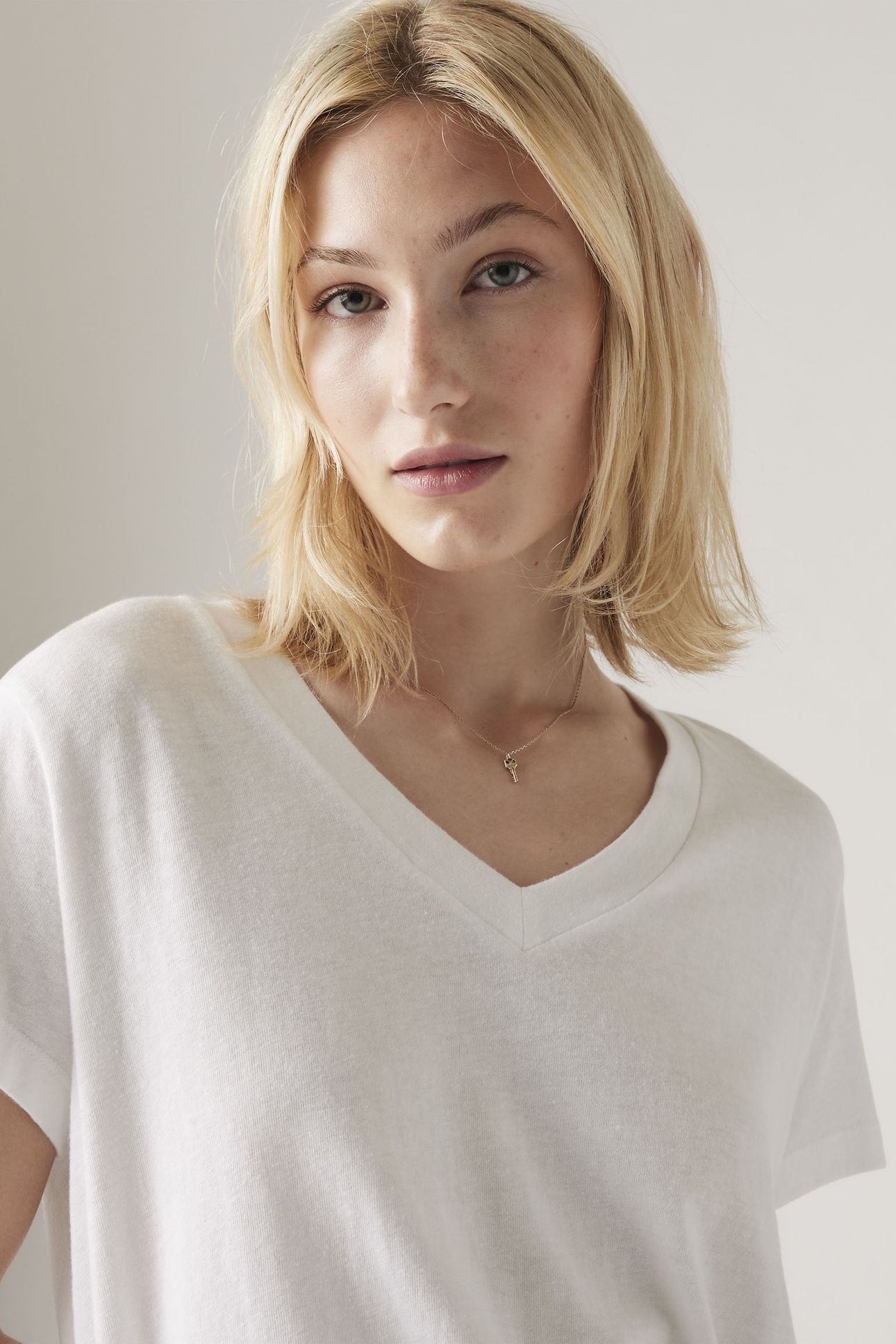 BOXY V-NECK TEE 5