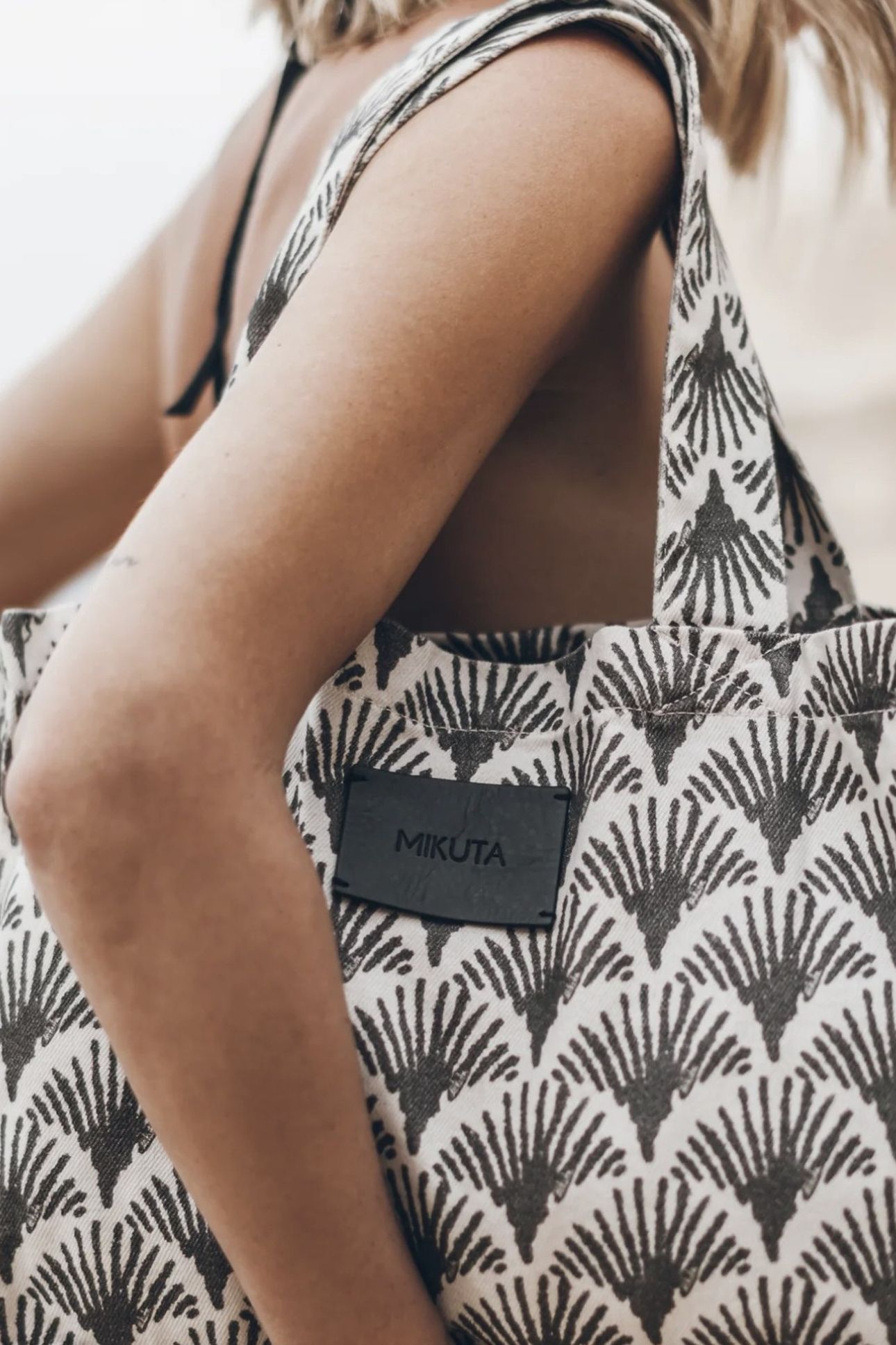 THE BLACK PRINTED SMALL CANVAS BAG BLACK 2