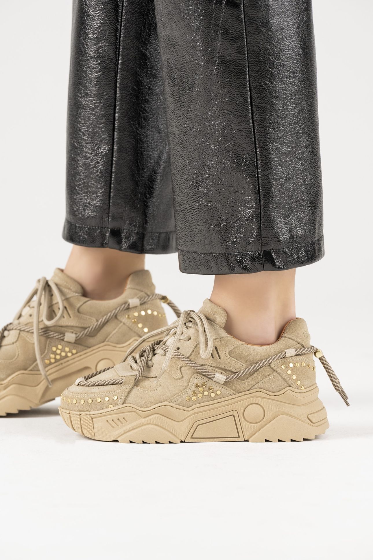 JUPITER STUDS BEIGE 3