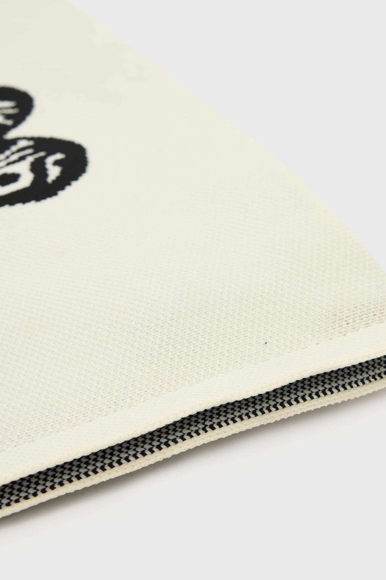 IZZY HEART CLUTCH WHITE 5