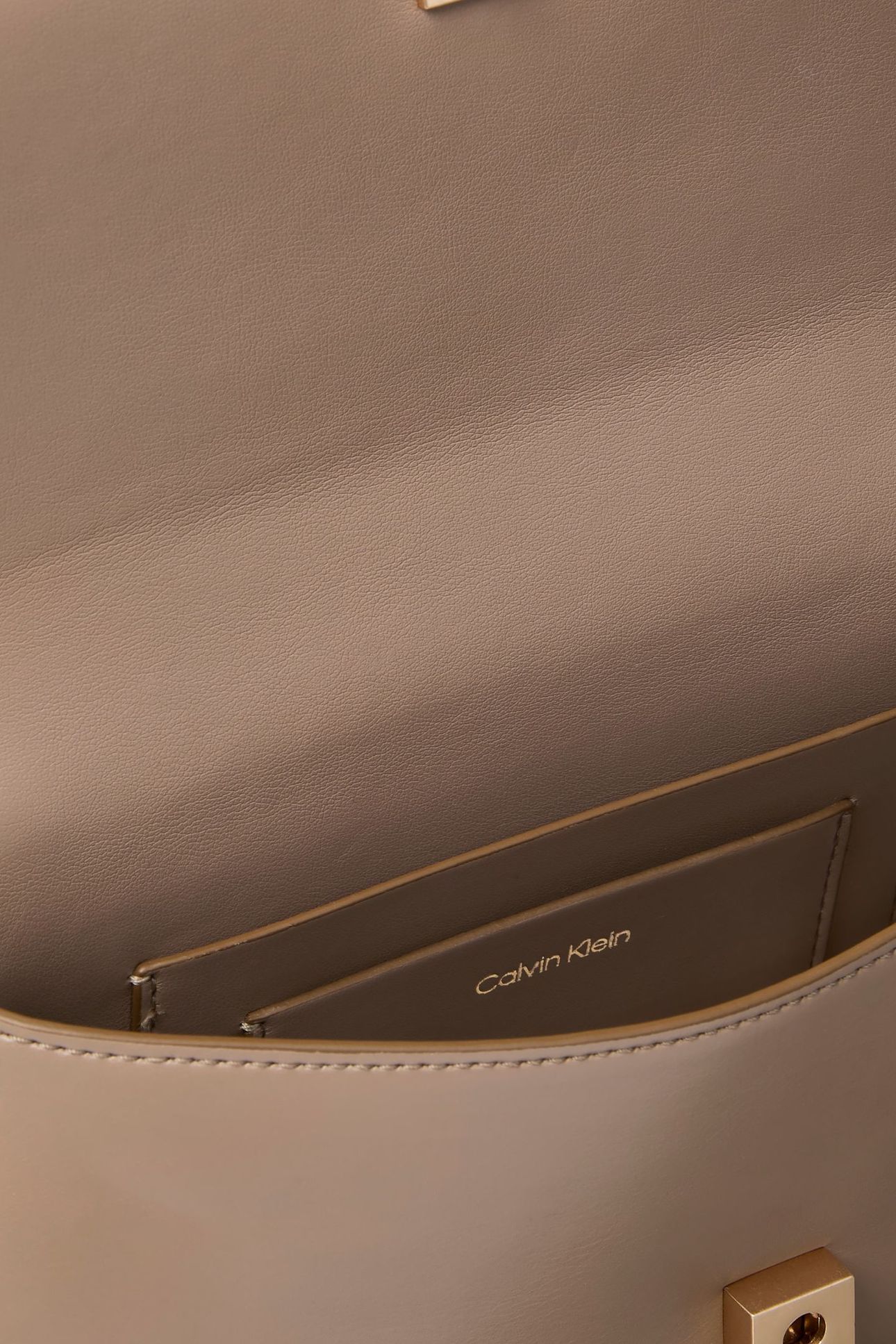 CONVERTIBLE CHAIN CROSSOVER BAG DESERT TAUPE 5