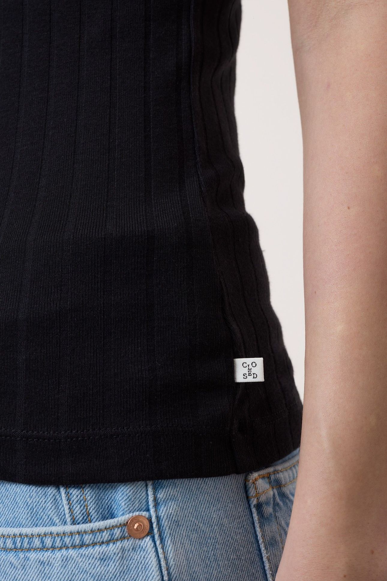 SCOOPNECK SHORTSLEEVE BLACK 4