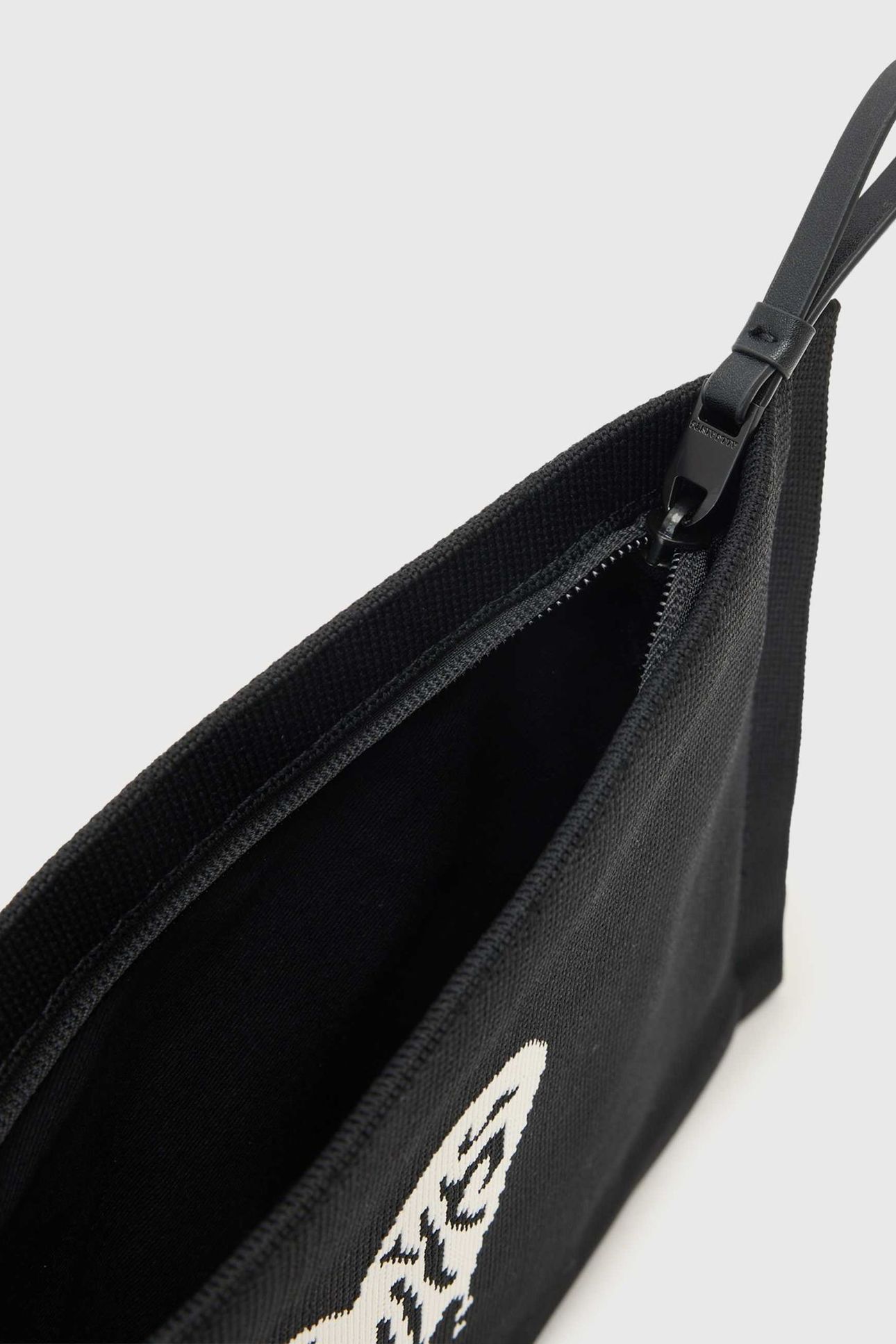 IZZY HEART CLUTCH BLACK 6