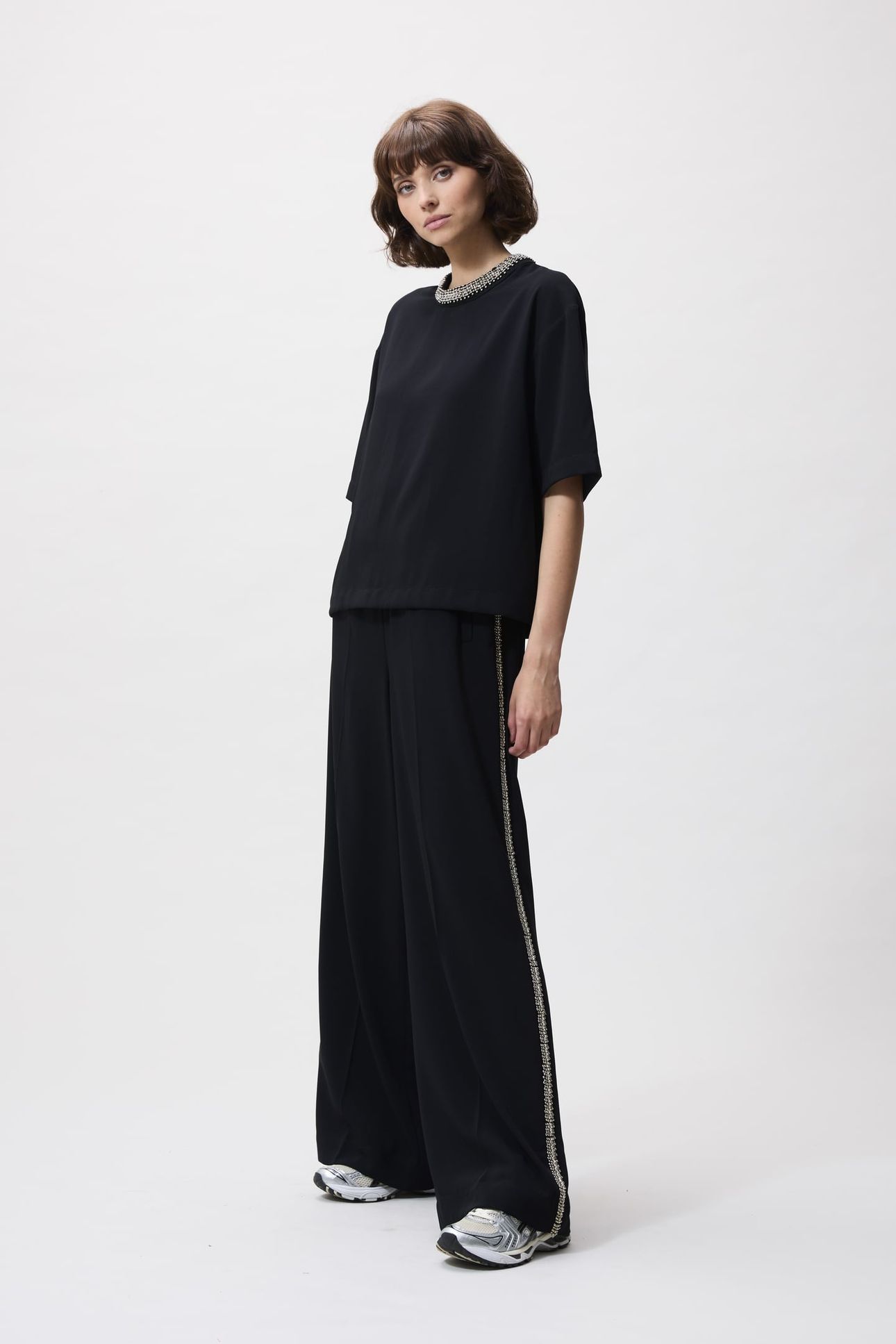TOP WITH STRASS DETAIL BLACK 2
