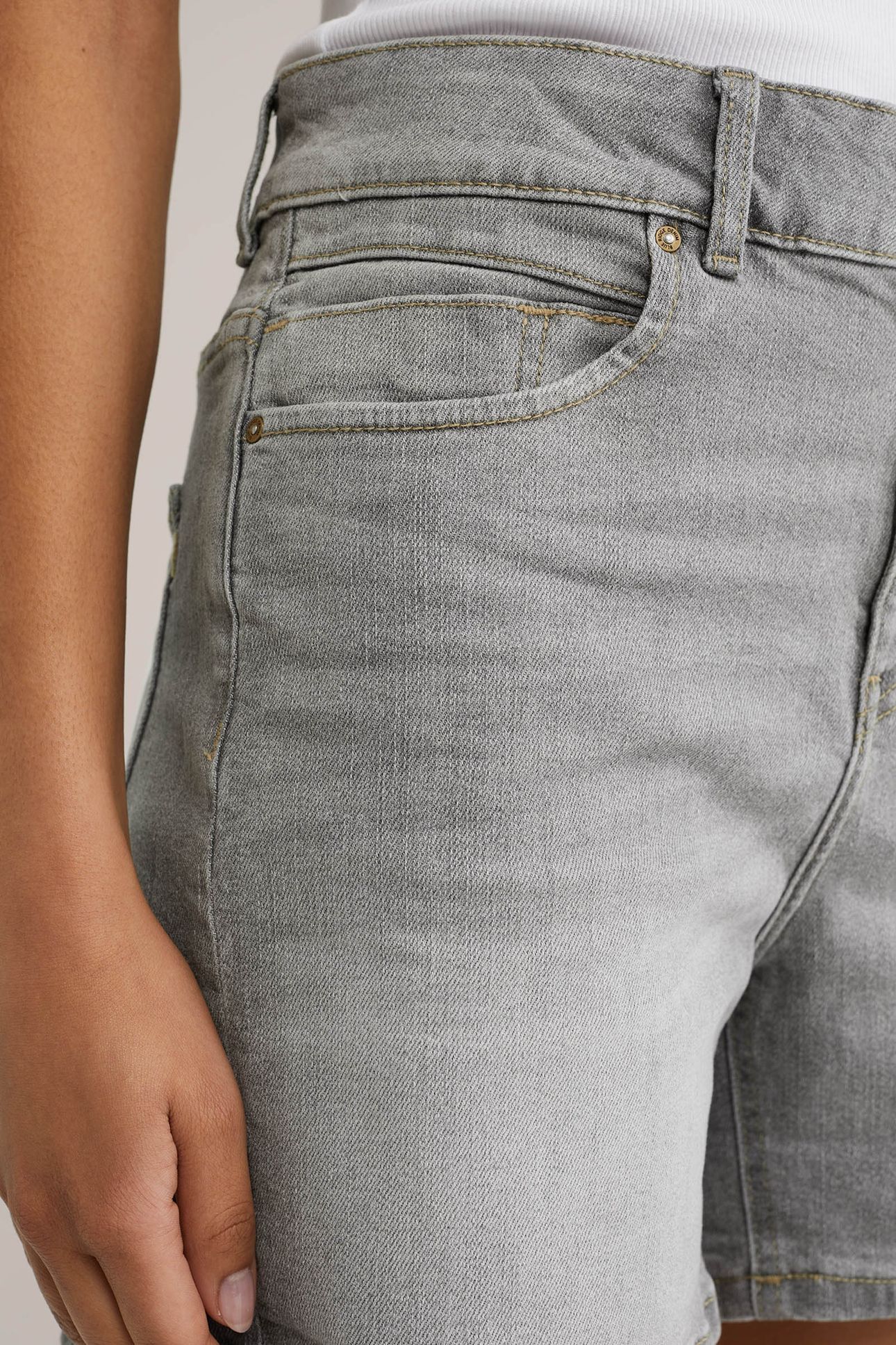 SHORT GREY 6
