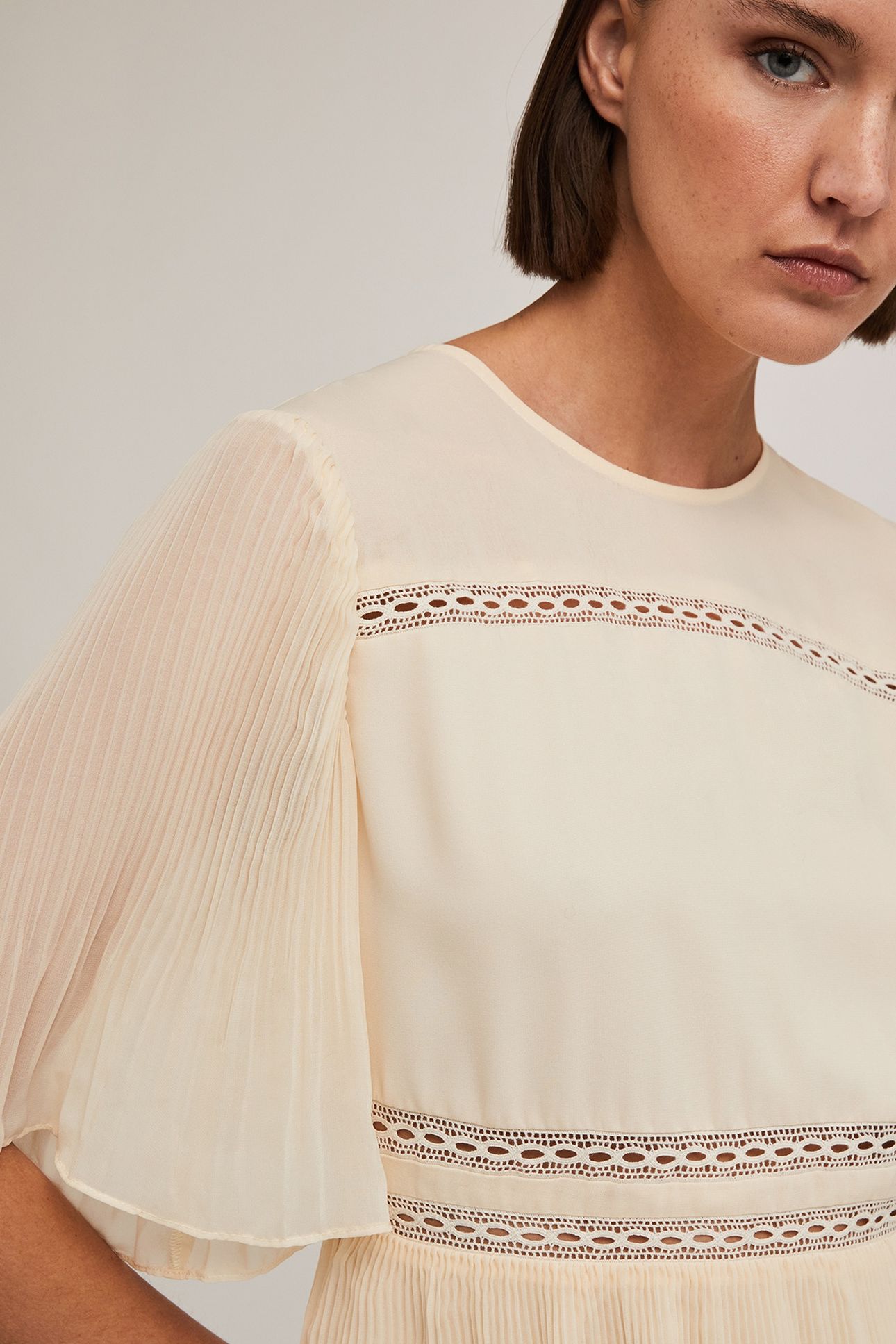 EMBROIDERED DRESS WITH PLEATED DETAILS WHITE 5