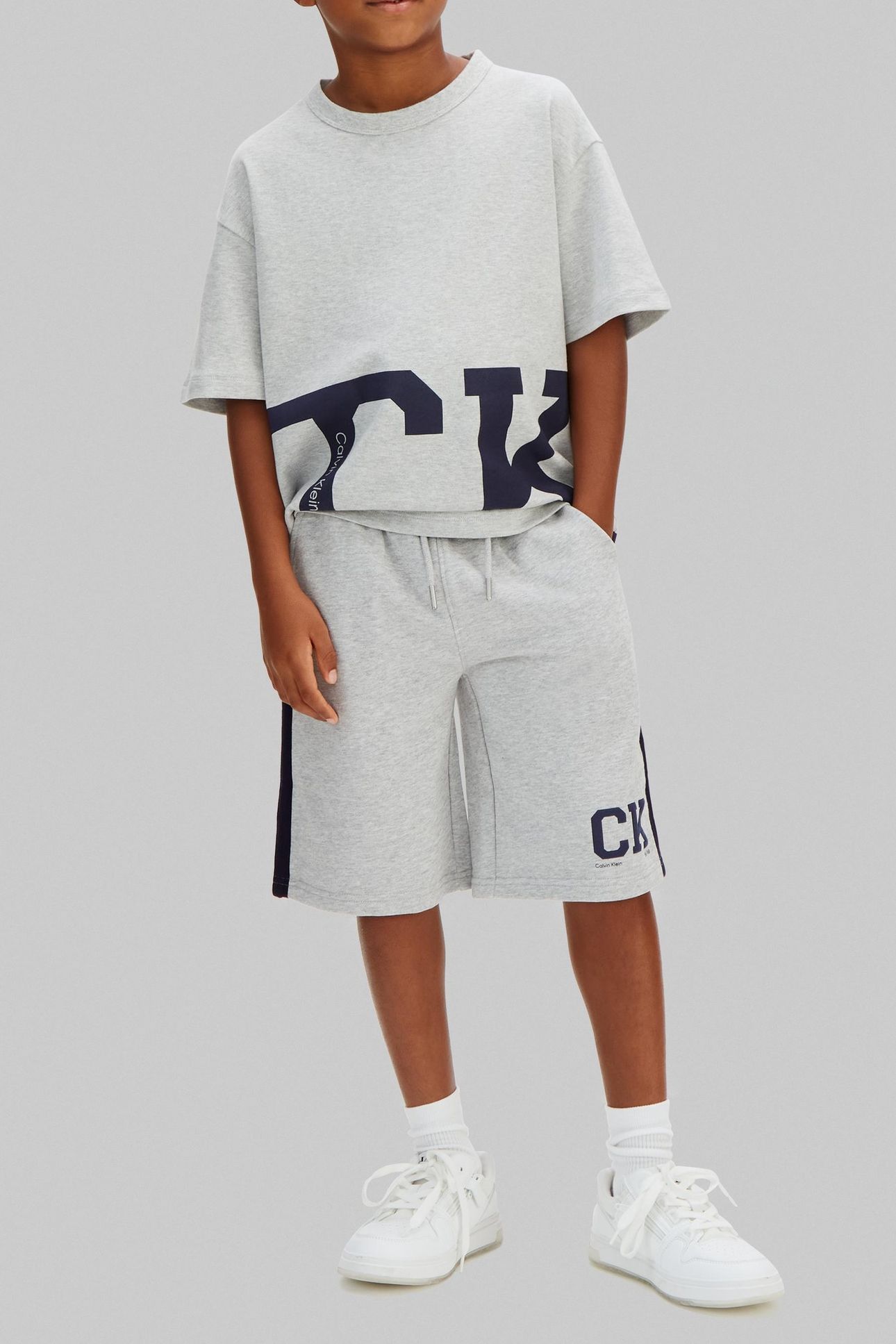 BOYS VARSITY RELAXED SHORTS LIGHT GREY 1