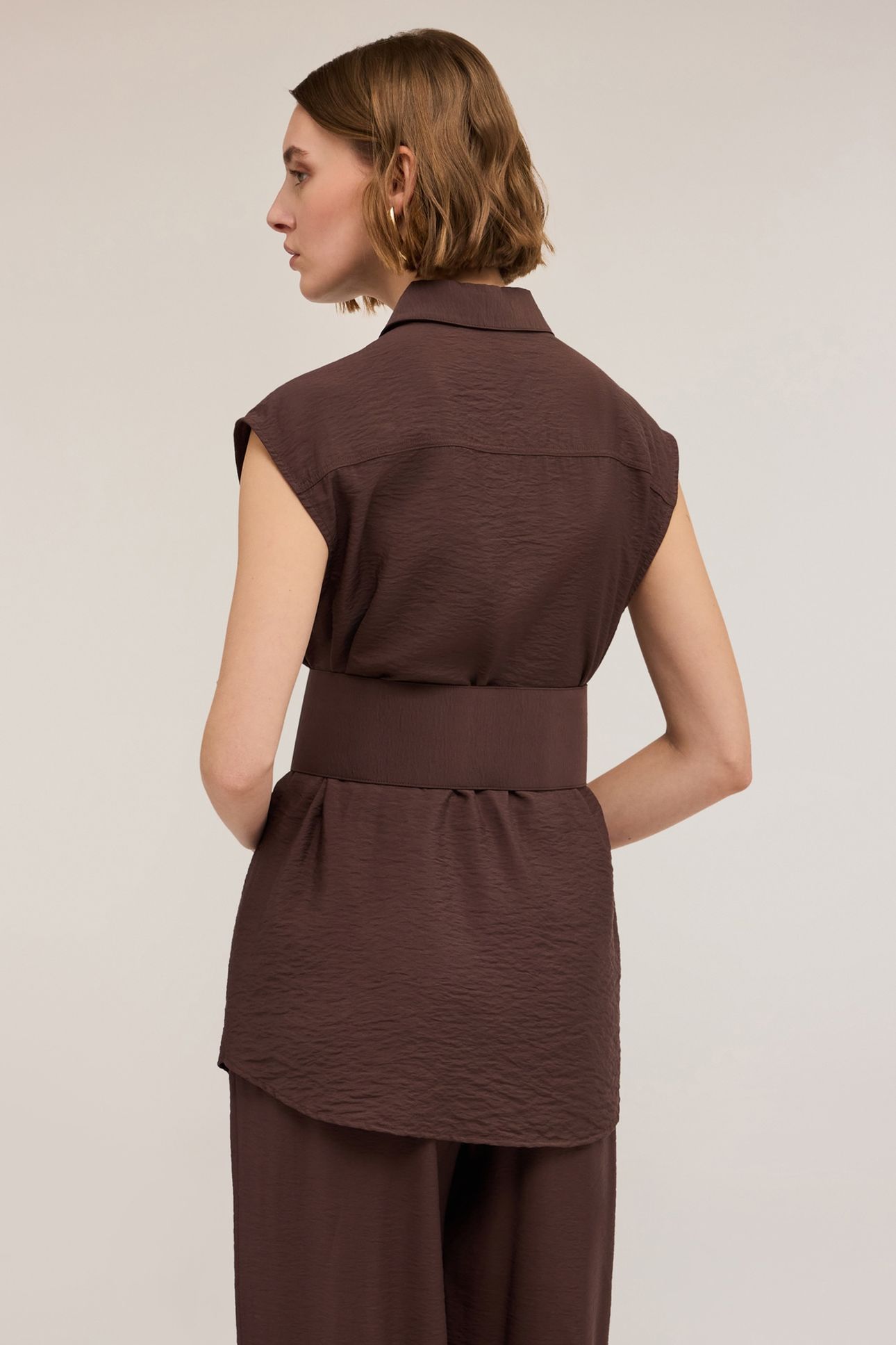 SLEEVELESS SHIRT WITH BELT BROWN 2
