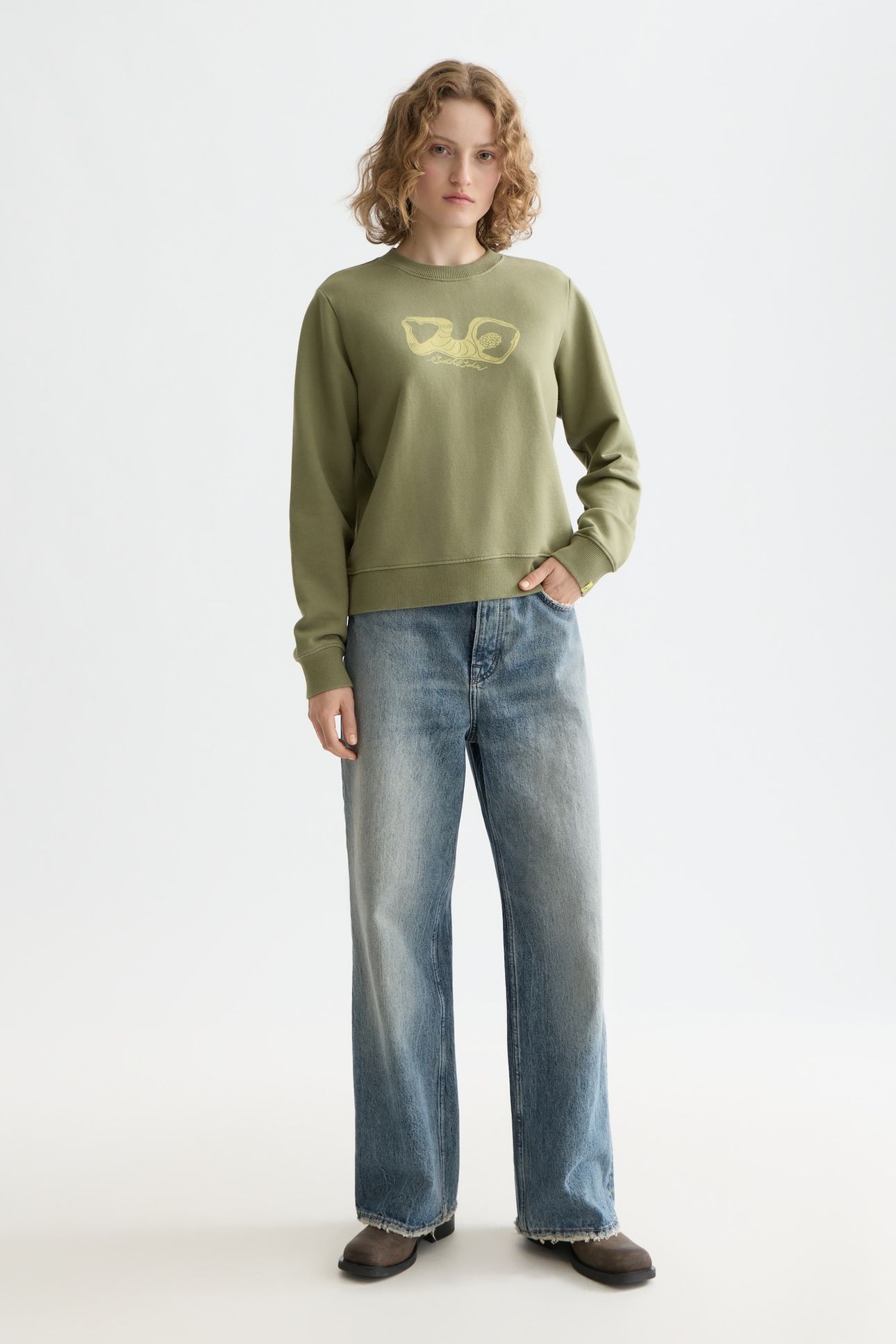 REGULAR FIT CHEST ARTWORK SWEATER OIL GREEN 2