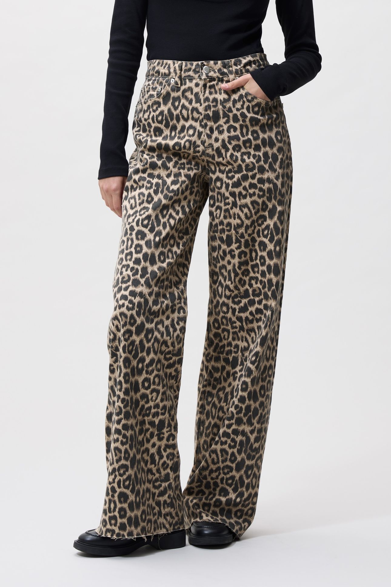 LOOSE FIT LEOPARD JEANS GREY MORN 1