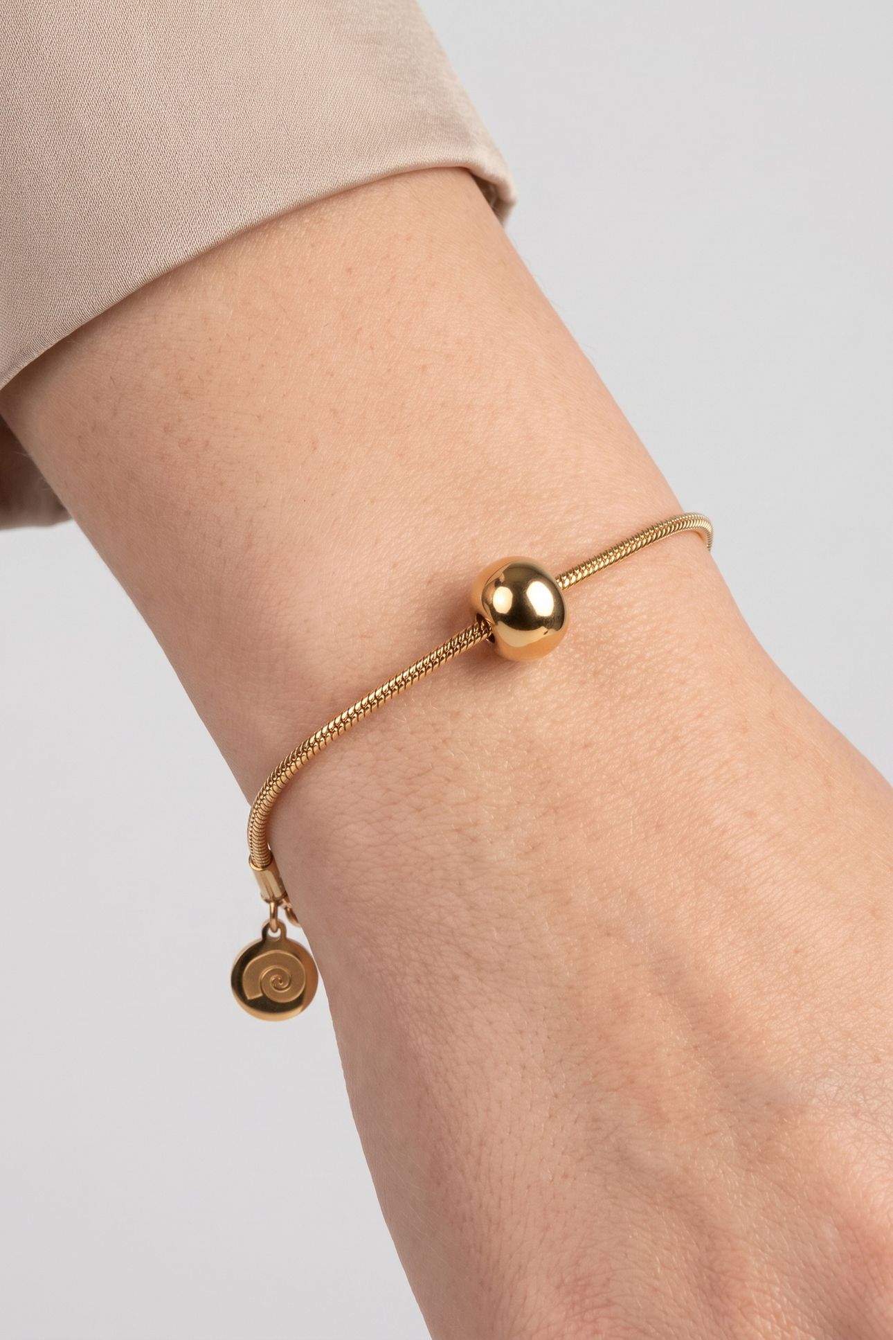 EMBRACE BEAUTY ARMBAND GOLD 1