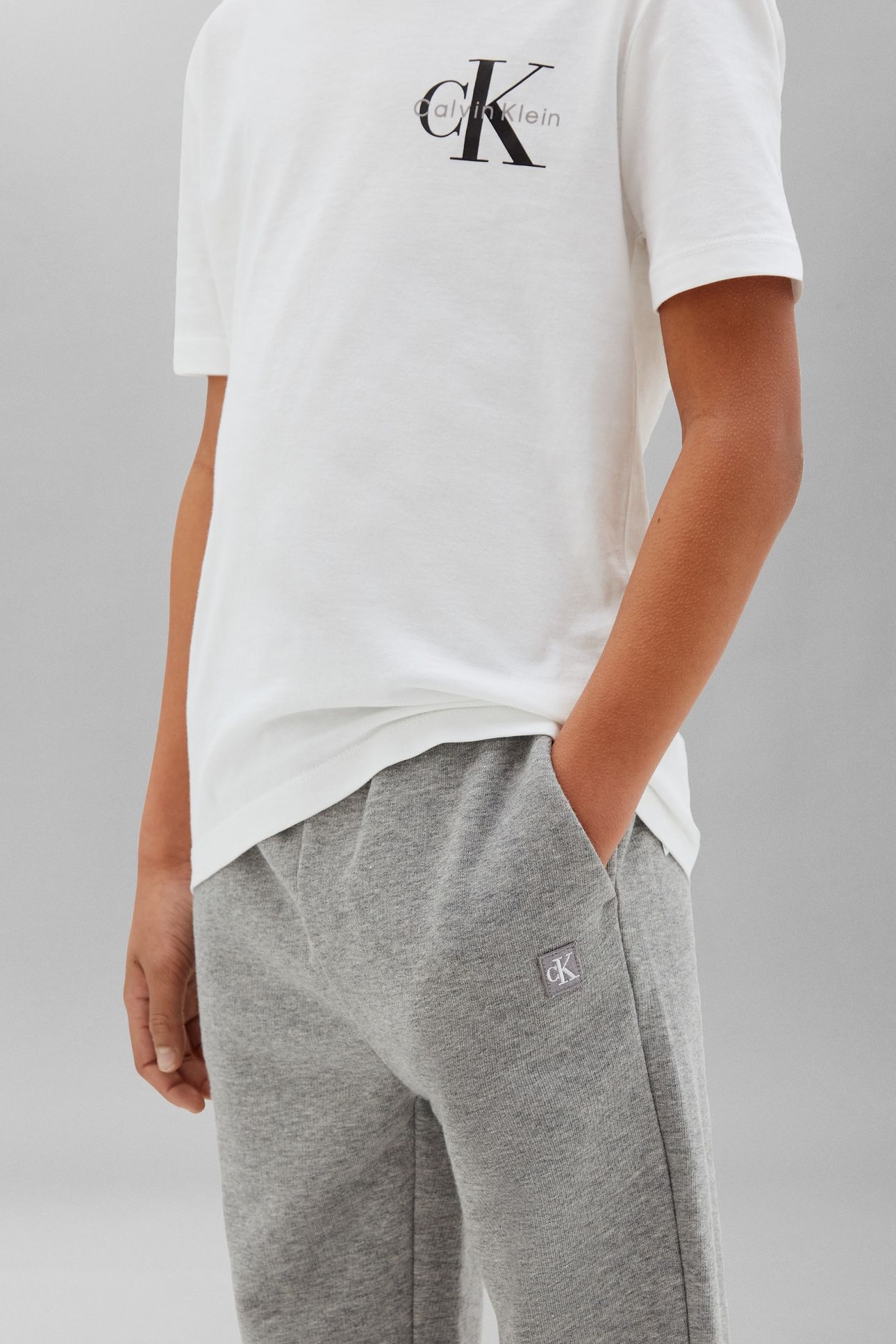UNISEX MINI BADGE SWEATPANT MEDIUM GREY HEATHER 6