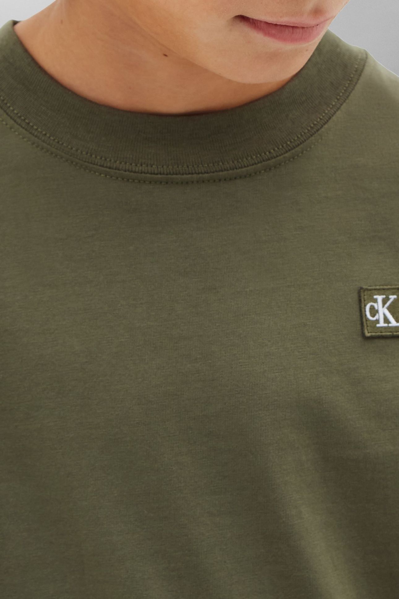 UNISEX MINI BADGE REGULAR T-SHIRT DUSTY OLIVE 6