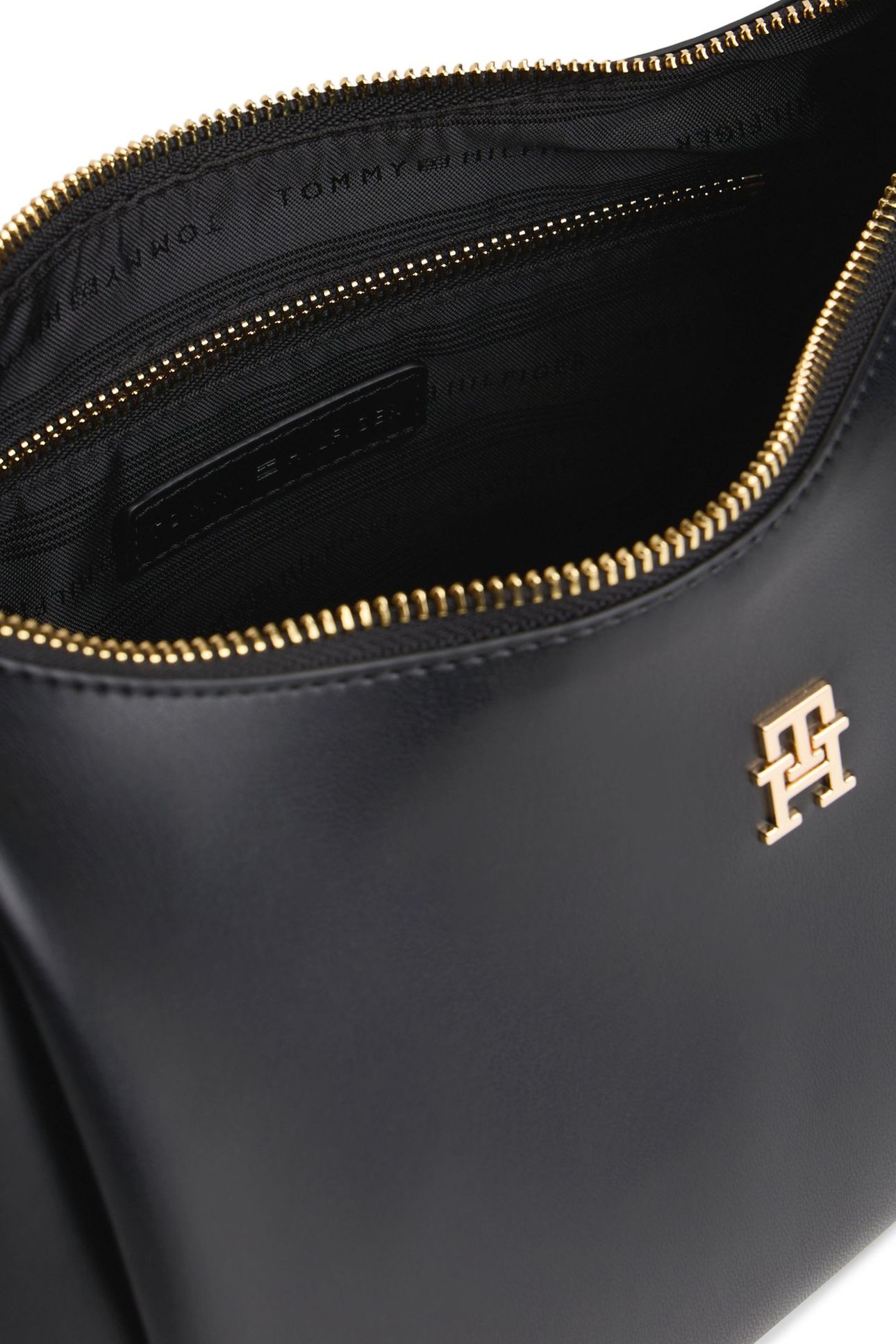 ESSENTIAL SHOULDER BAG BLACK 4