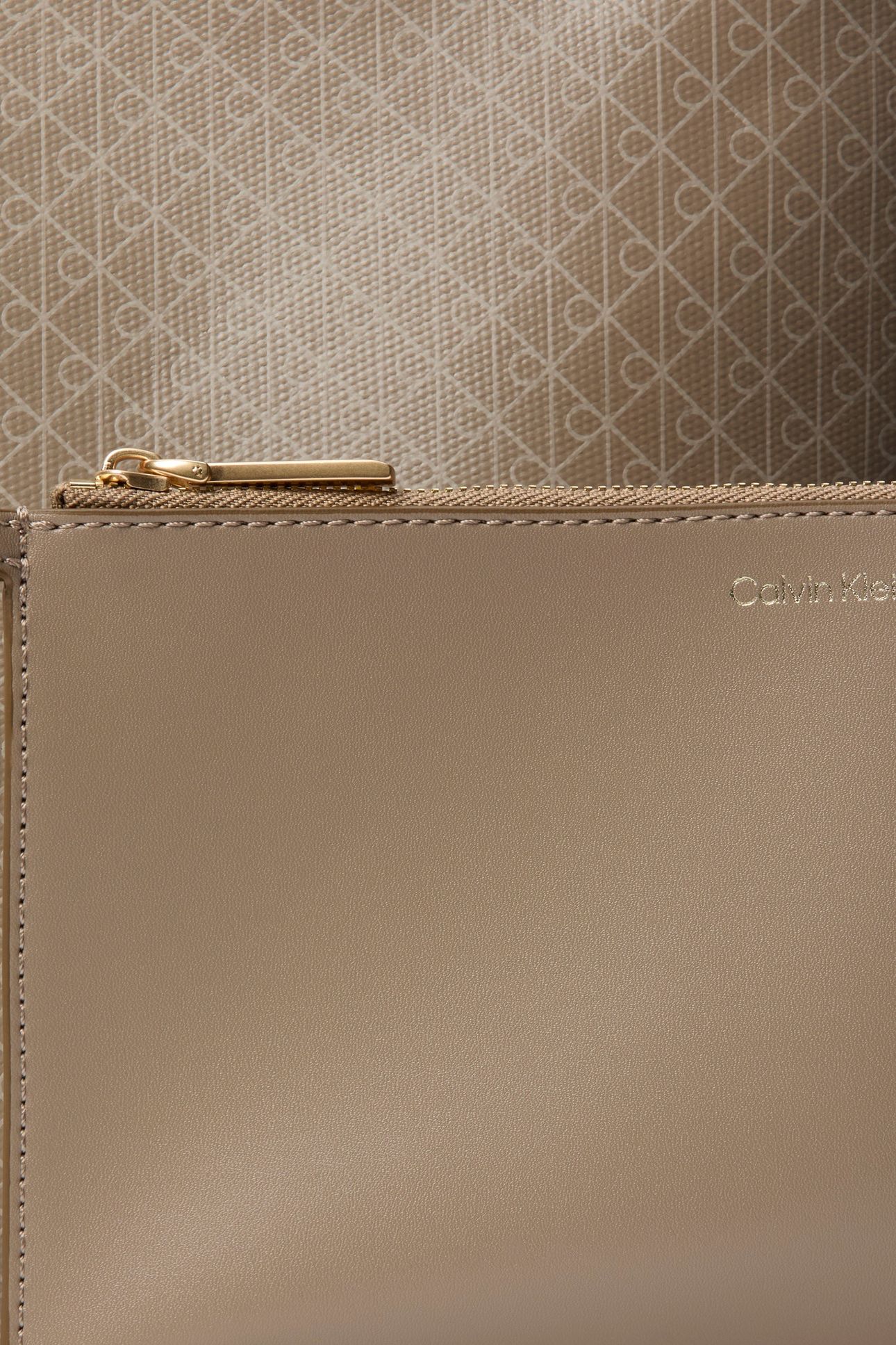 EMBLEM AOP MEDIUM BUCKET BAG DESERT TAUPE AOP 3