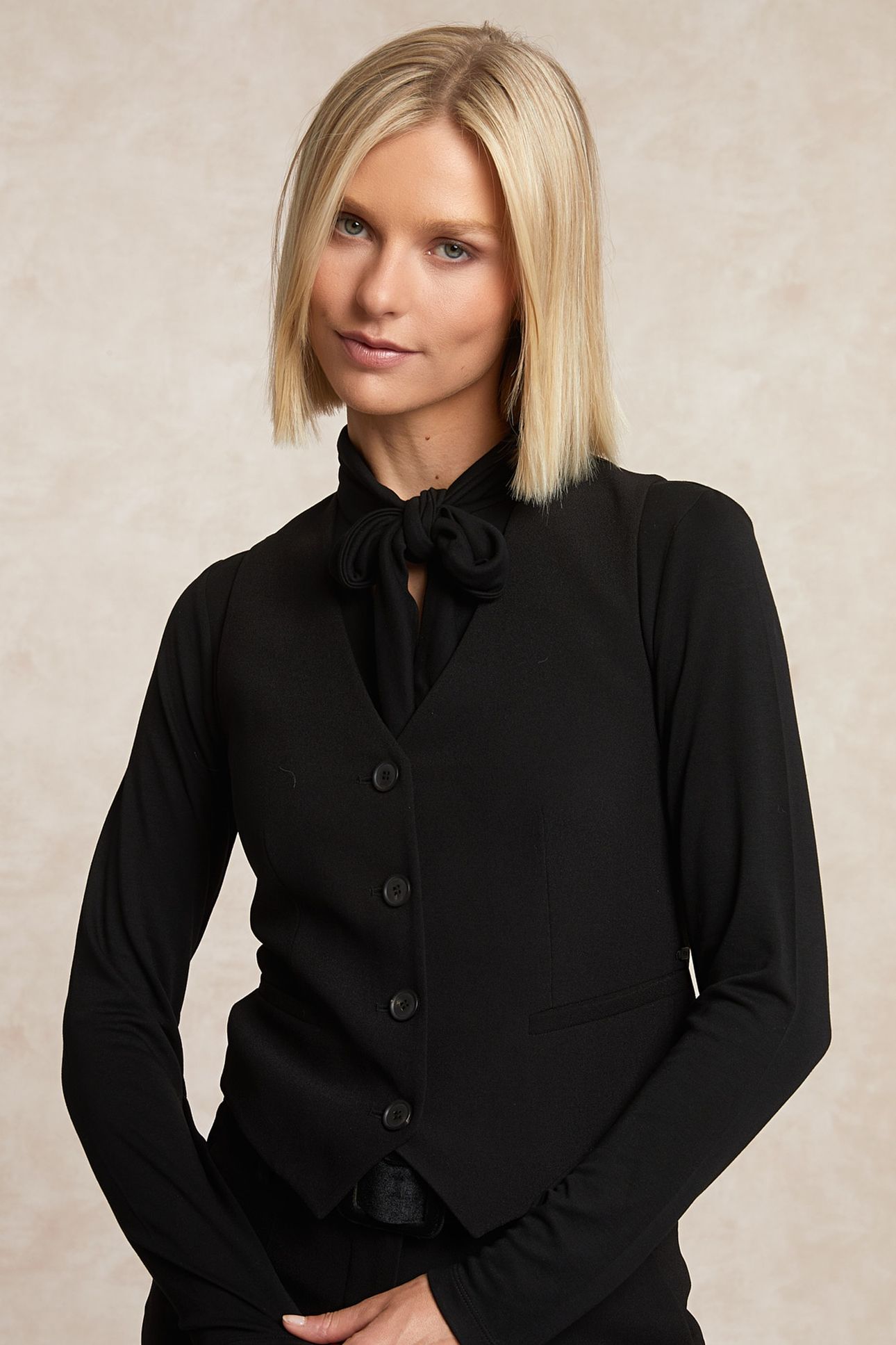 SLEEVELESS BUTTONED V-NECK JACKET BLACK 4
