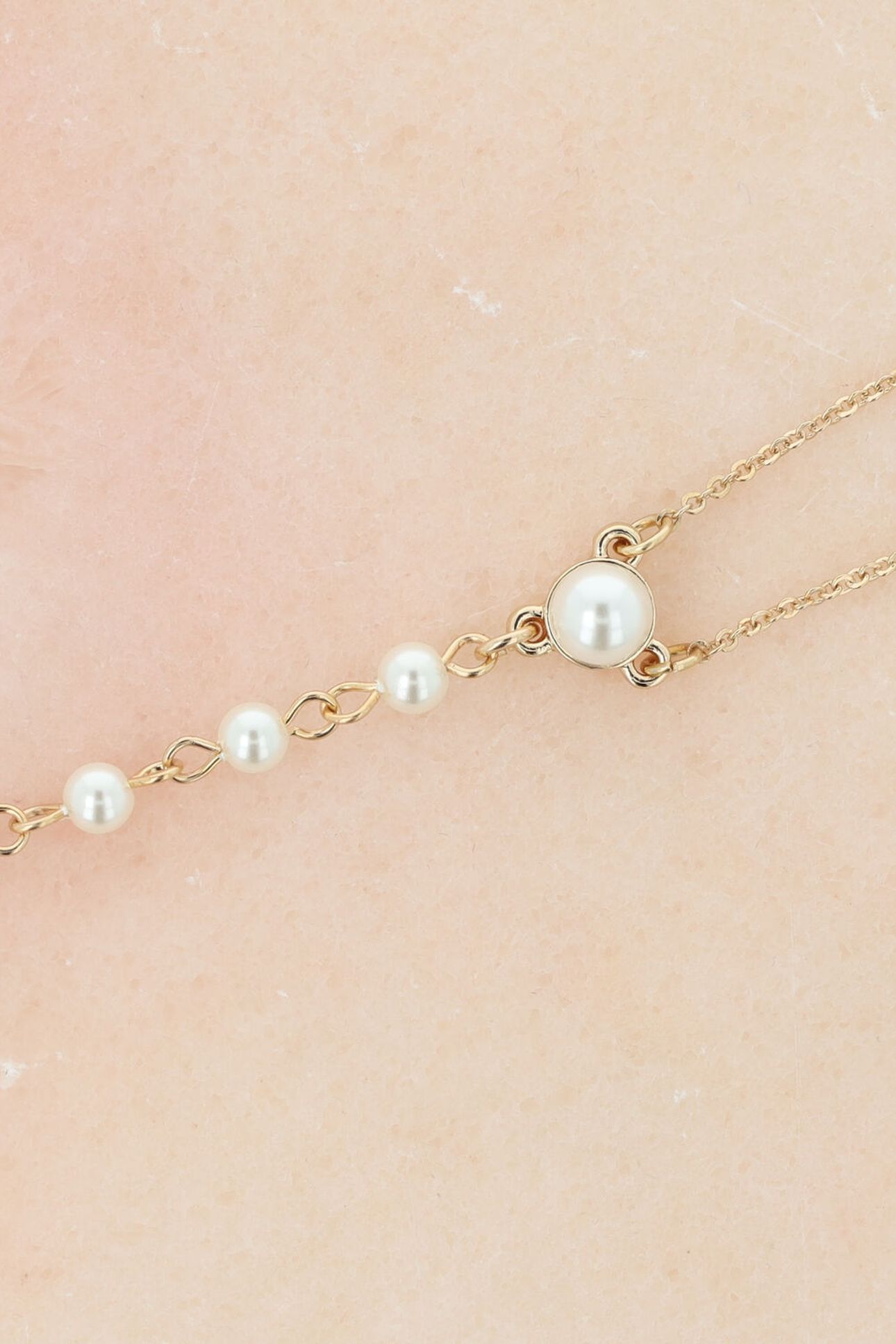 GOLDEN ANKLE CHAIN WITH PEARLS CREAM 4