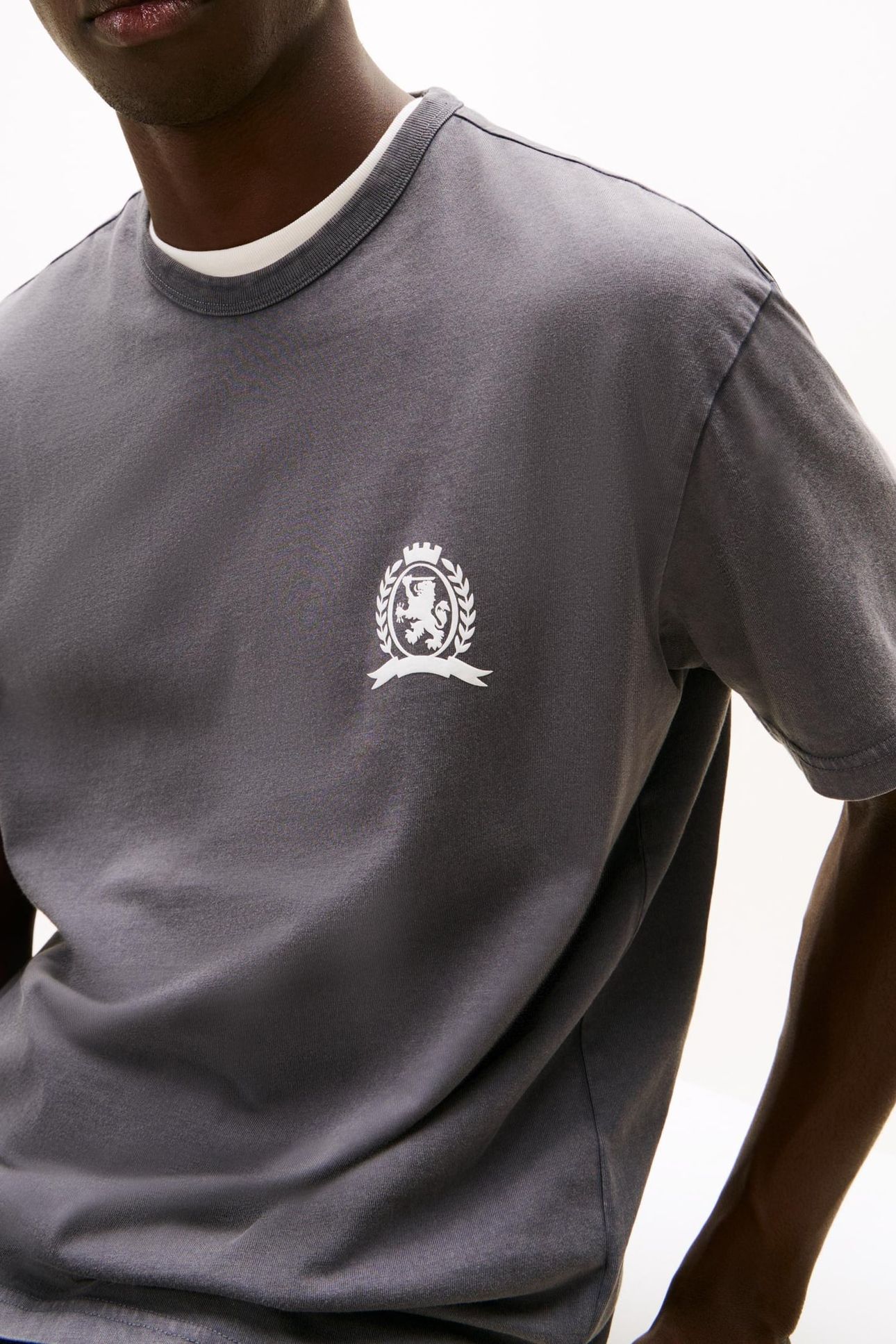 TJM RELAXED CREST PLAY TEE WASHED BLACK 5
