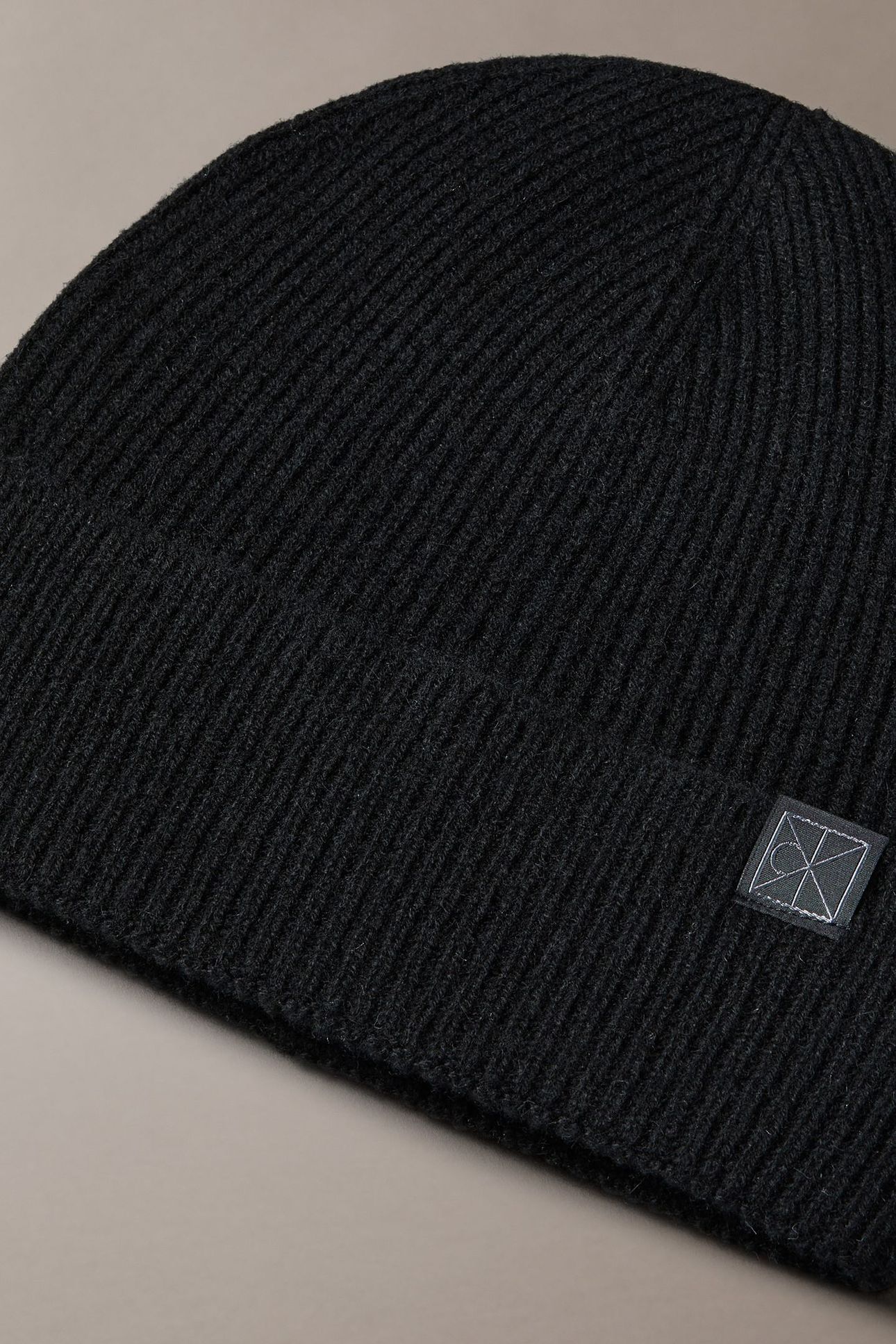 EMBLEM CASHMERE BEANIE BLACK 4