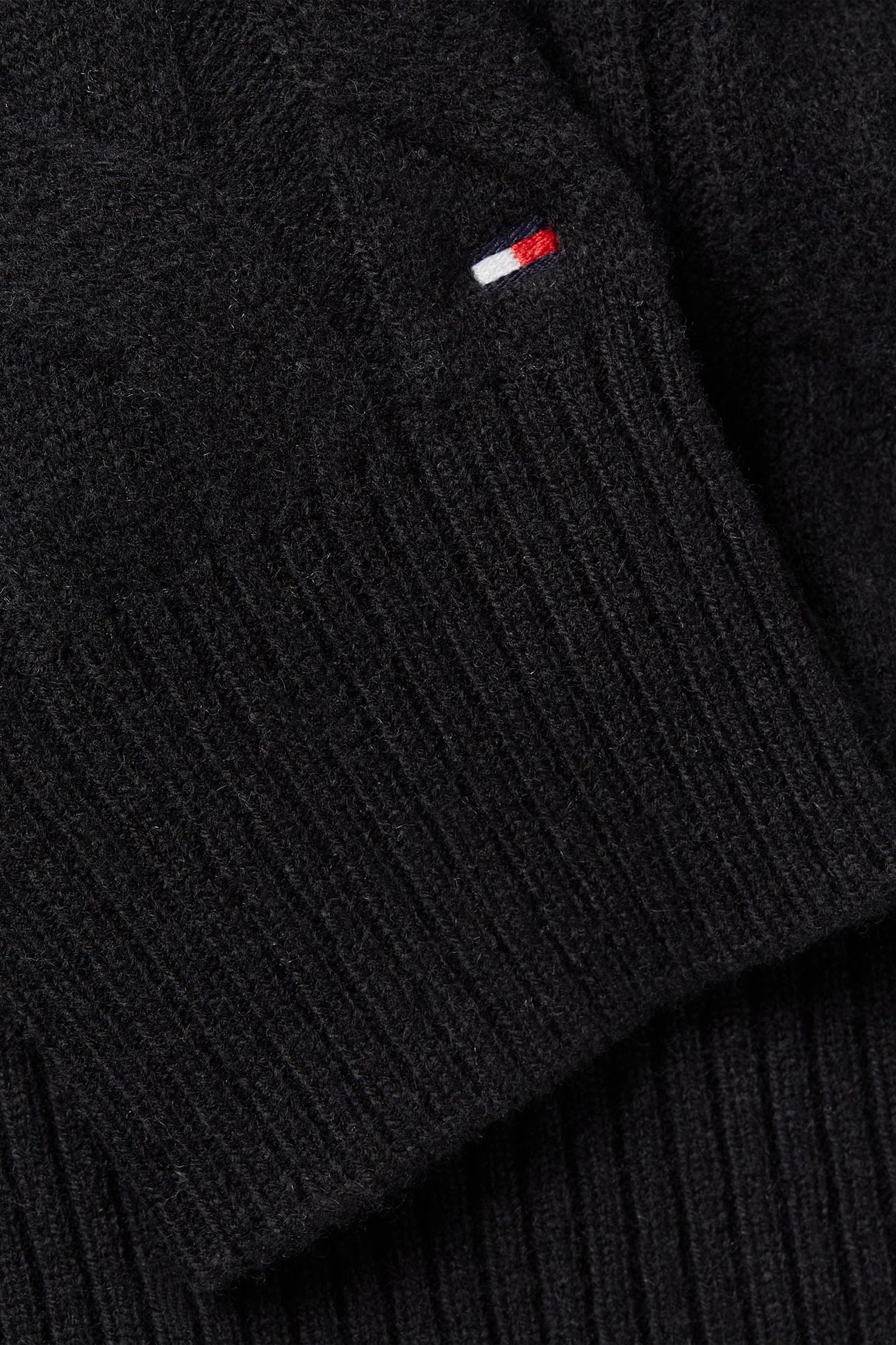 SOFT WOOL CABLE C-NECK BLACK 8