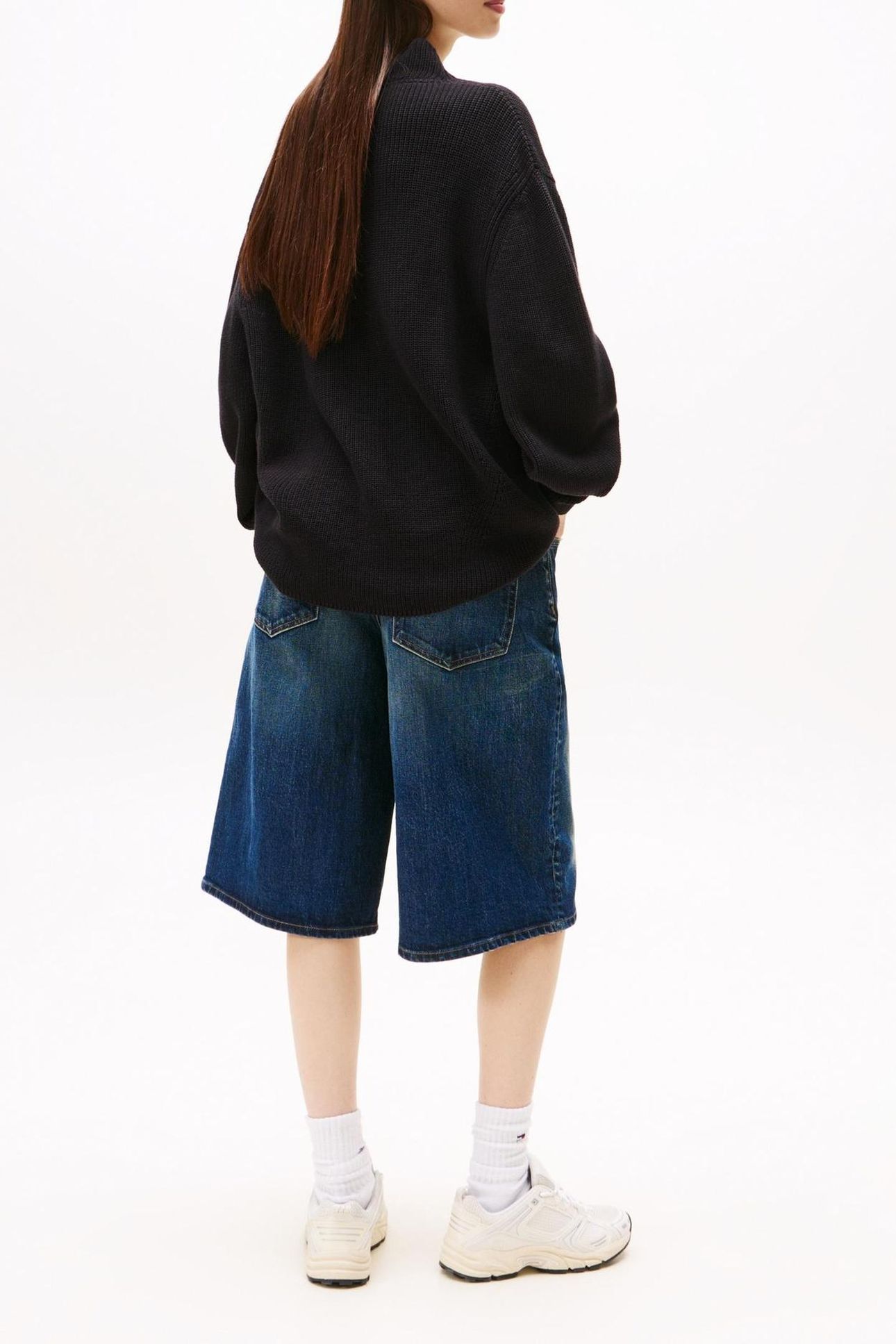 TJW MOCKNECK BADGE SWEATER BLACK 2