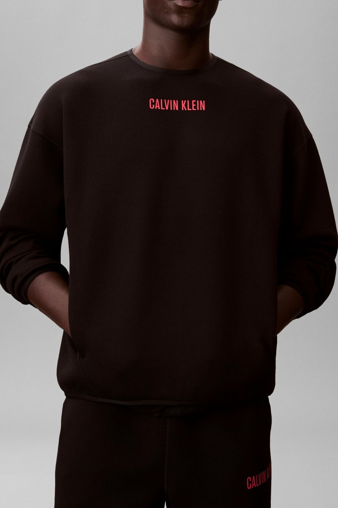 CREWNECK BLACK W/PUNCH PINK LOGO 5